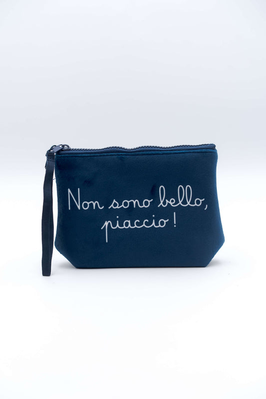 pochette aline w vacanze bello in velluto blu con scritta "Non sono bello, piaccio" di mc2 saint barth - visuale frontale