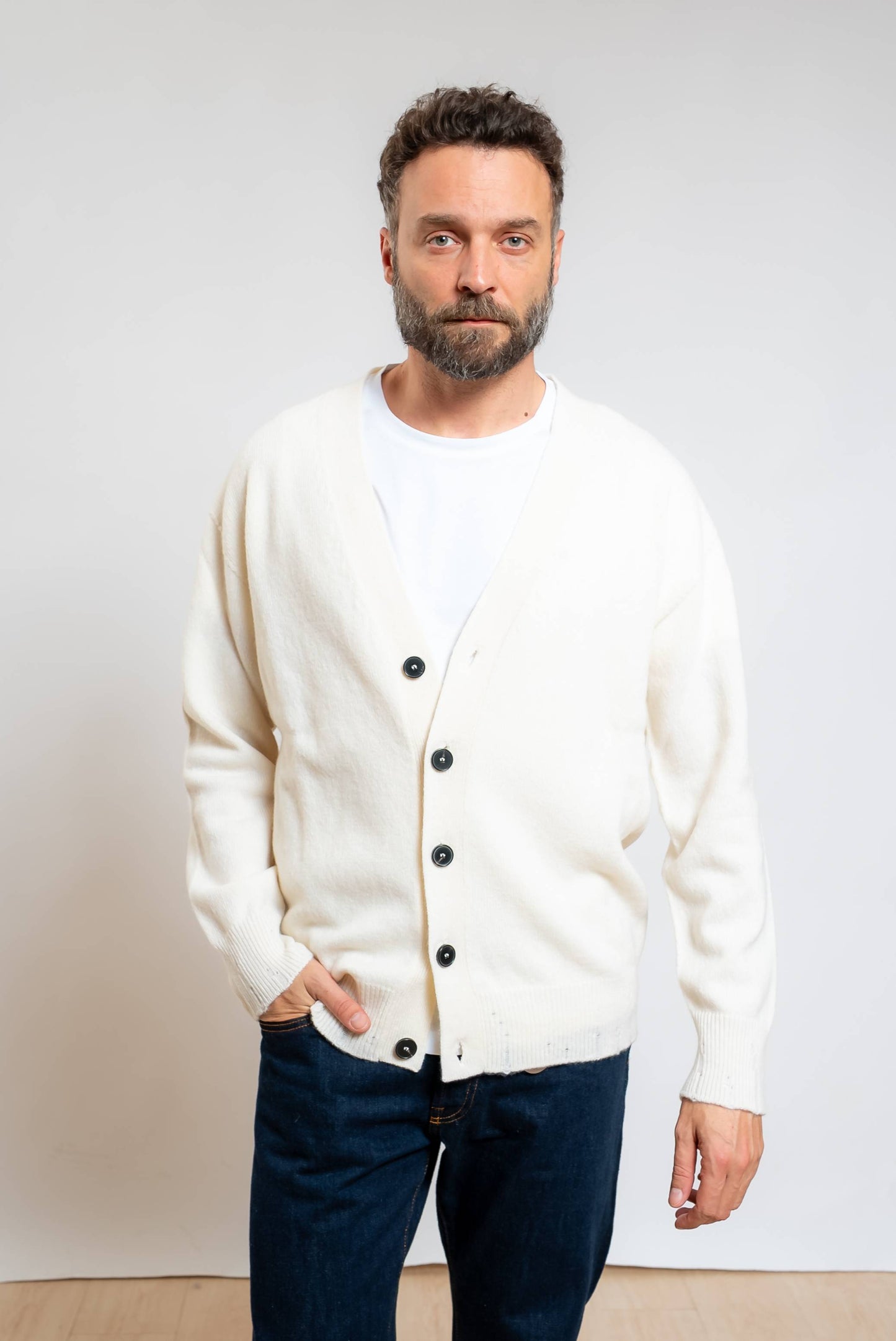 amaranto cardigan in lana e cashmere panna con scollo a v e rotture sugli orli, vista frontale