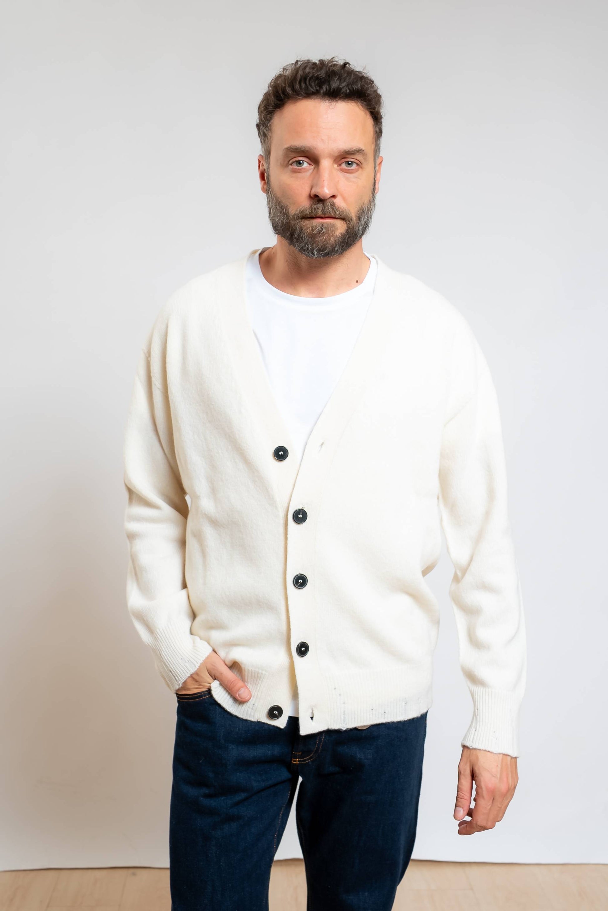 amaranto cardigan in lana e cashmere panna con scollo a v e rotture sugli orli, vista frontale