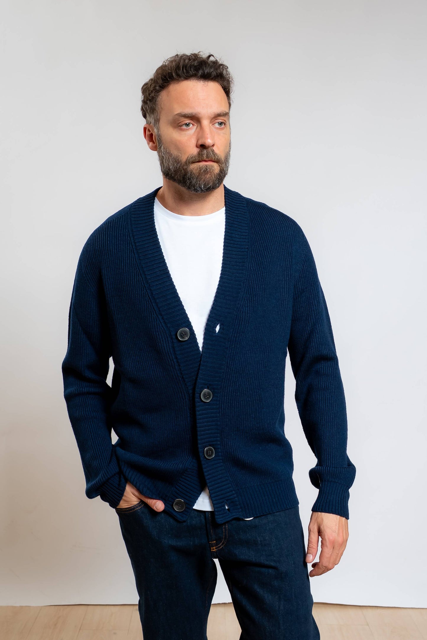 amaranto cardigan a coste in pura lana blu a costine con scollo a v e chiusura con bottoni, vista frontale