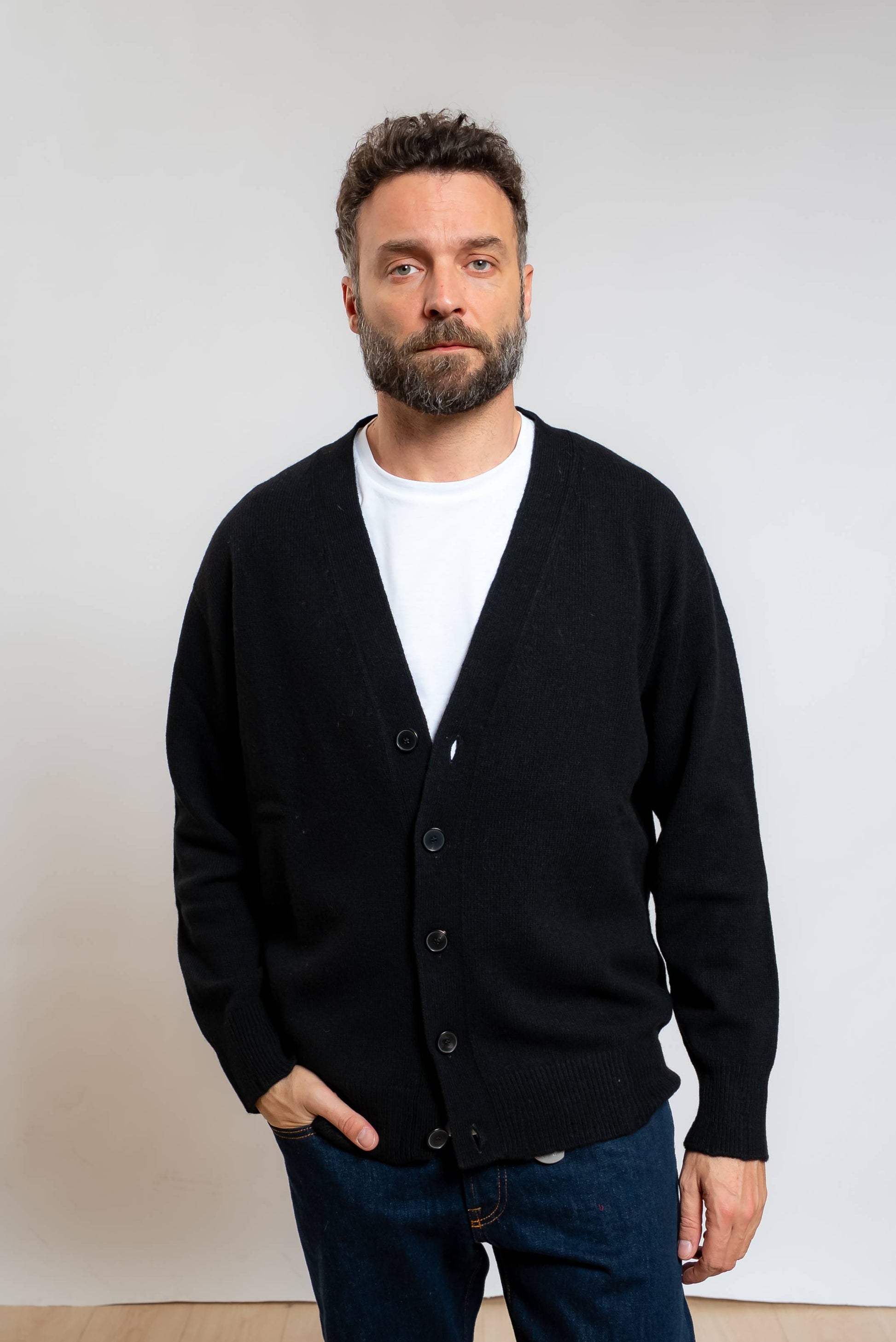 amaranto cardigan in lana e cashmere nero con scollo a v e rotture sugli orli, vista frontale