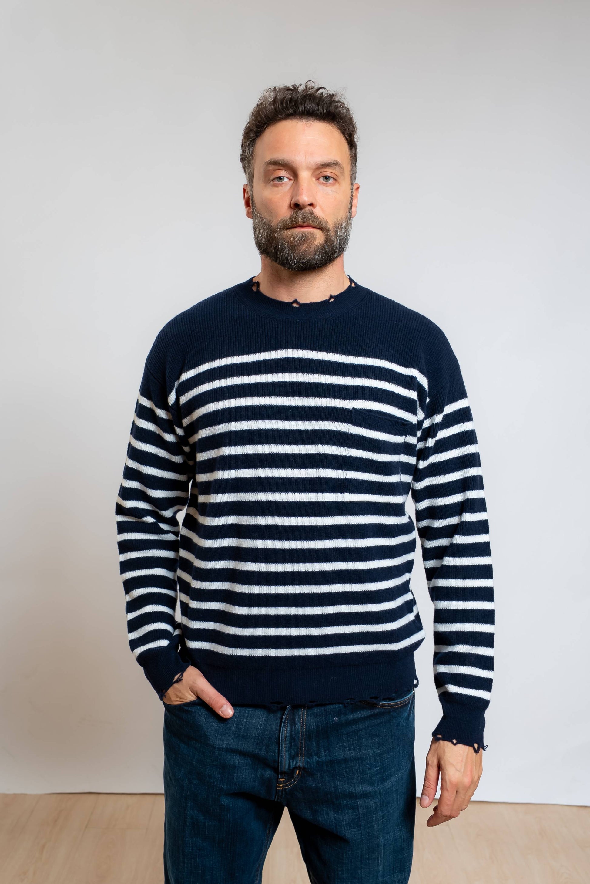 amaranto maglia da uomo in pura lana blu con righe bianche e rotture sugli orli, vista frontale