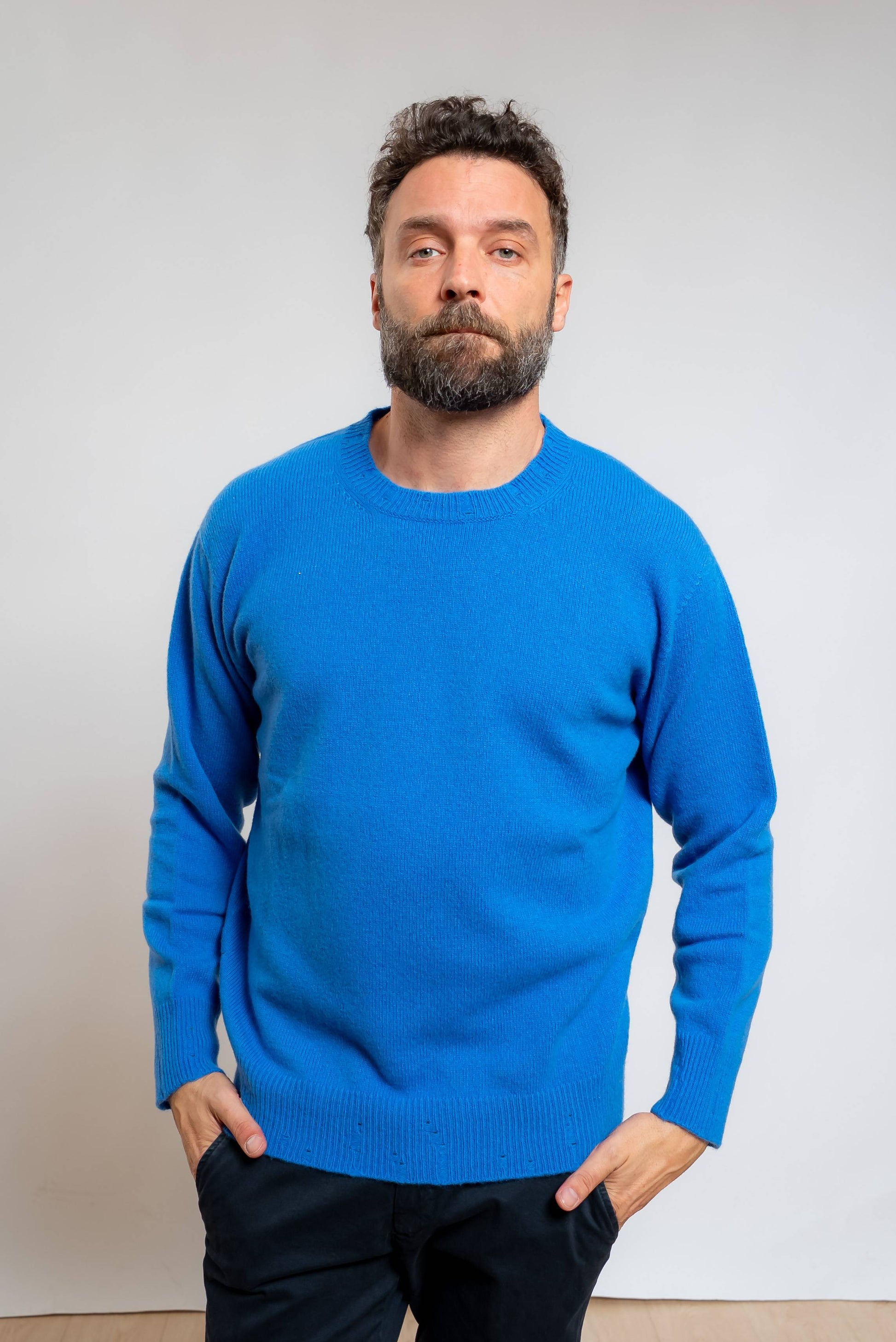 amaranto uomo maglione a girocollo azzurra in lana e cashmere con rotture sugli orli, vista frontale