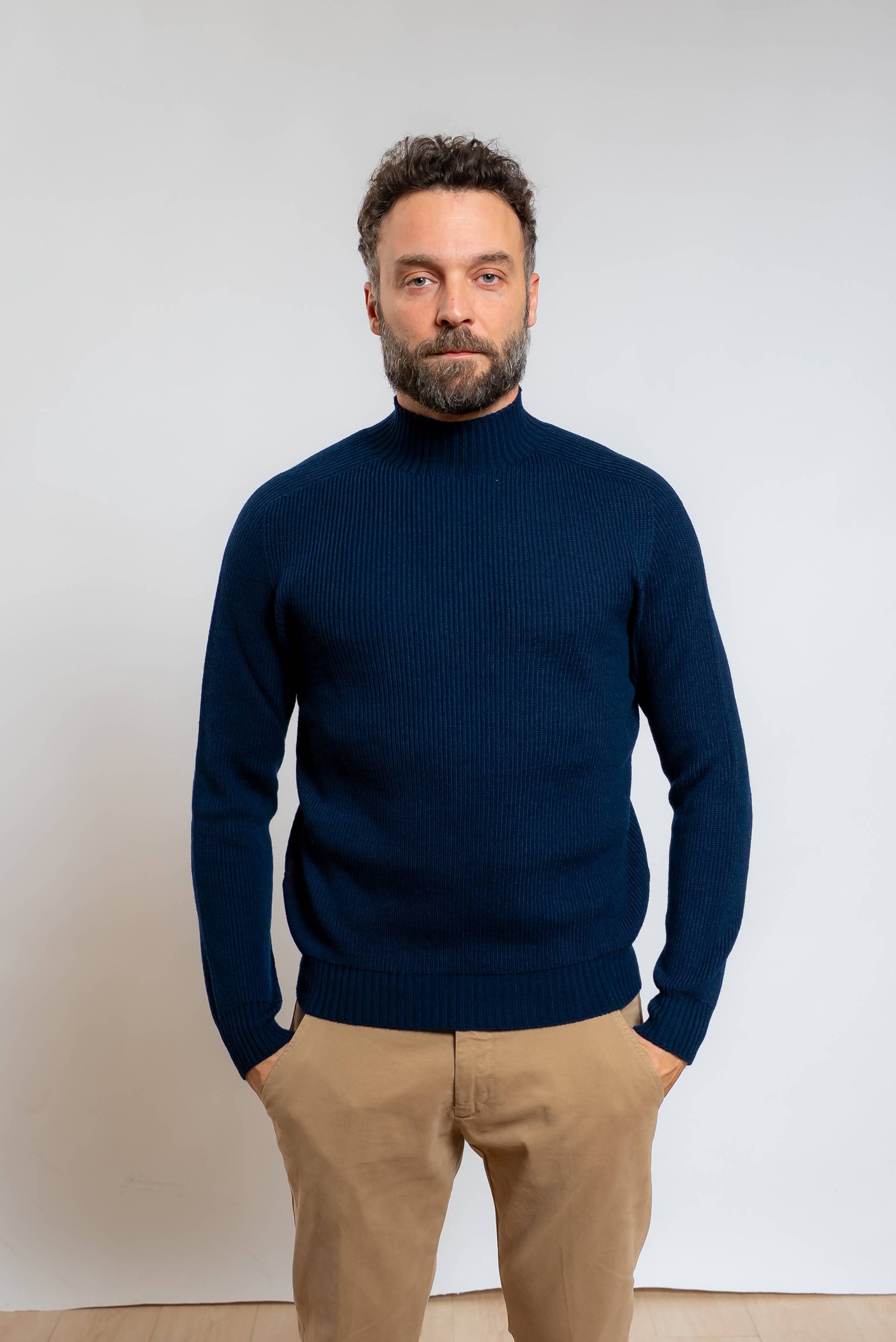 amaranto maglione a costine in lana blu con collo in piedi in pura lana, vista frontale