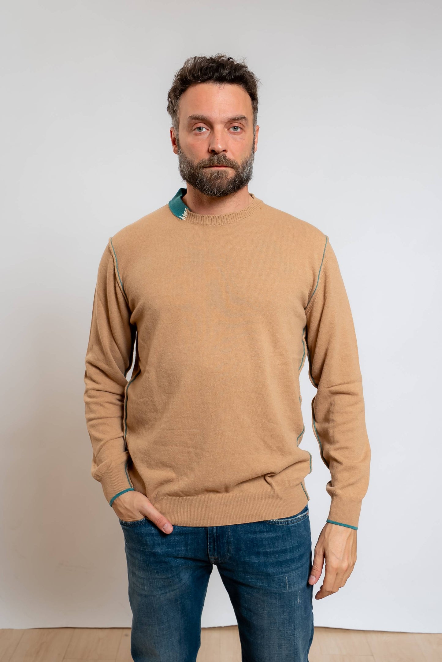 bob company maglia Aric beige in misto lana con dettagli a contrasto verdi, vista frontale
