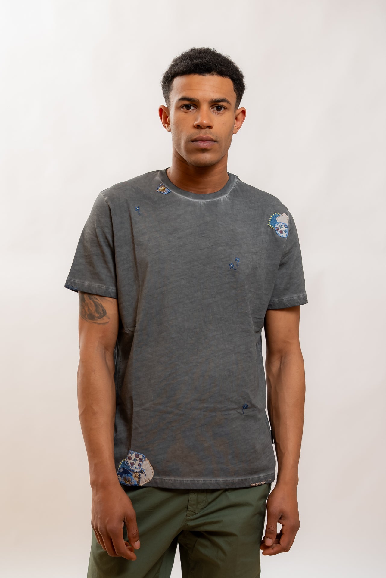 Bob Company T-shirt Even in Cotone Grigio con Ricami, fronte