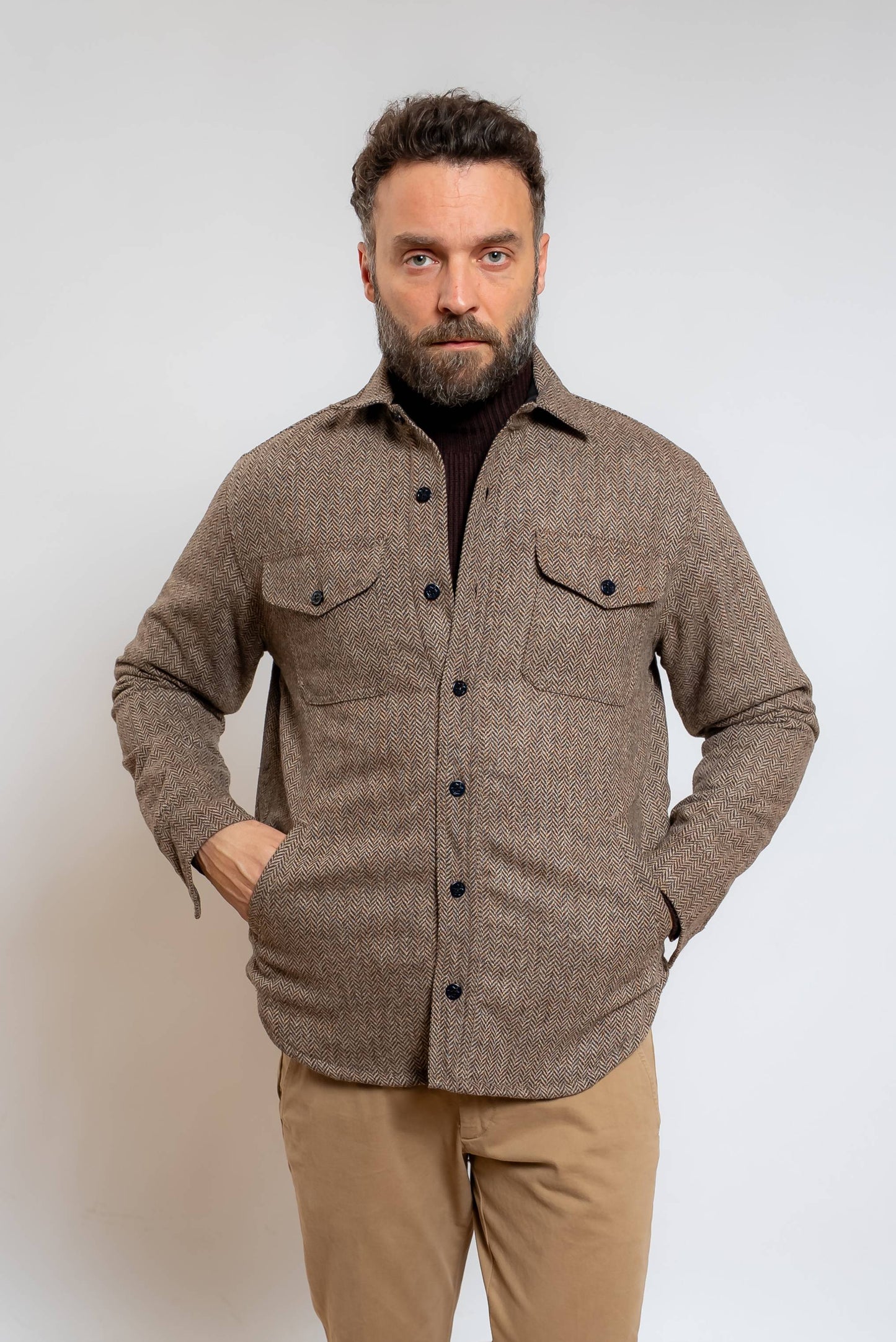 chesapeake's camicia overshirt in pura lana a fantasia pied de poule marrone, vista frontale