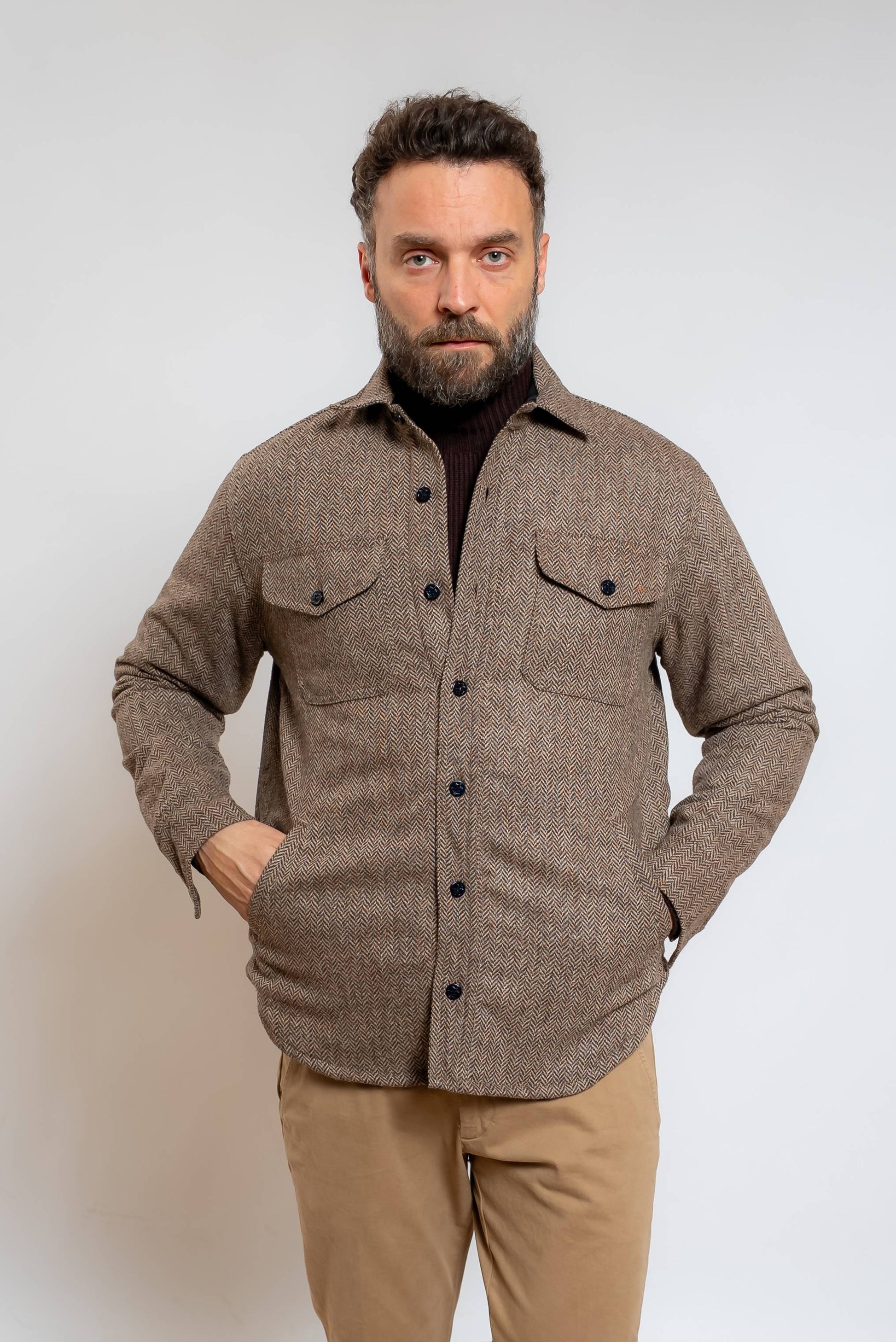 chesapeake's camicia overshirt in pura lana a fantasia pied de poule marrone, vista frontale