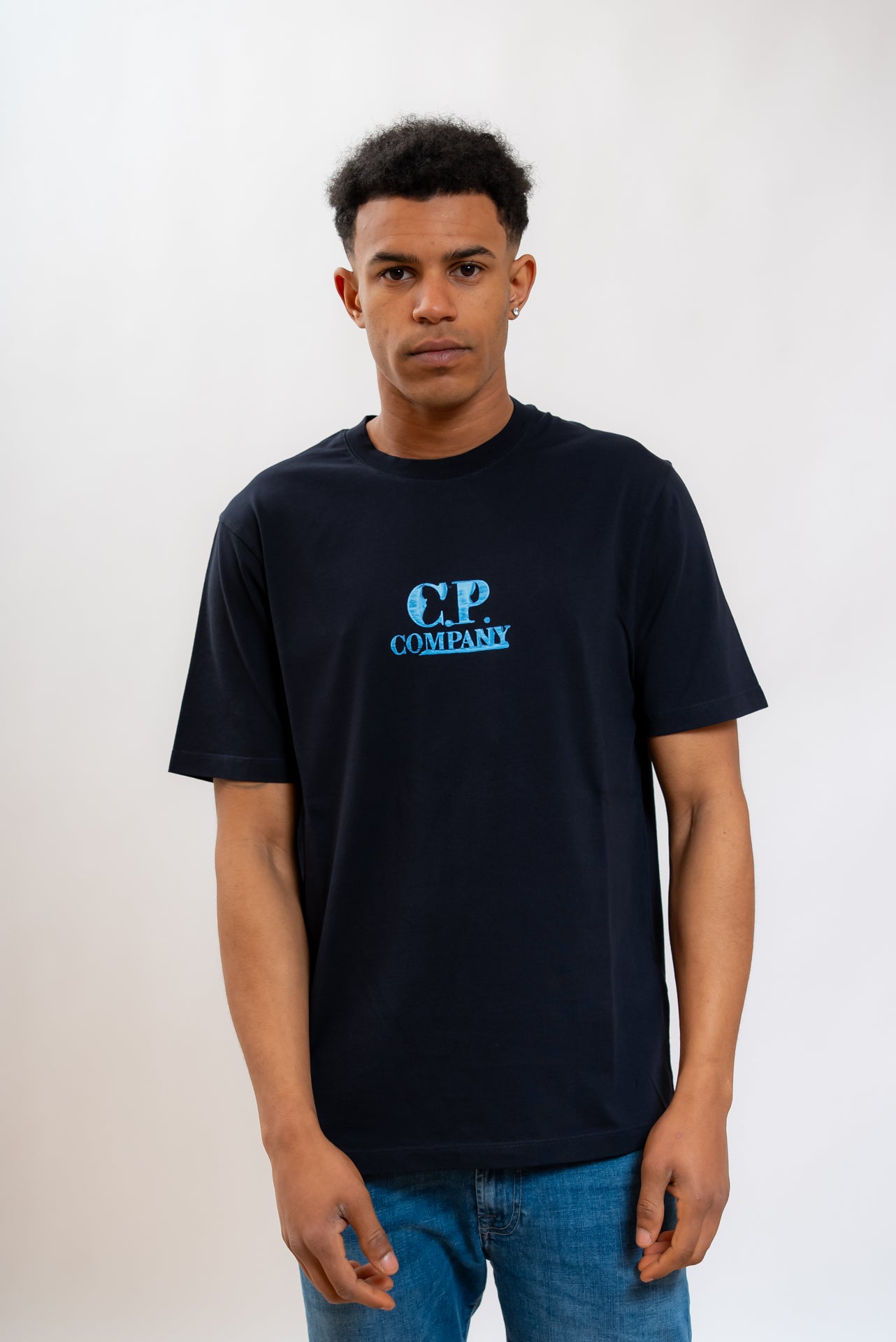 cp company uomo T-shirt a girocollo in jersey di cotone blu con logo azzurro stampato sul petto e sul retro, fronte