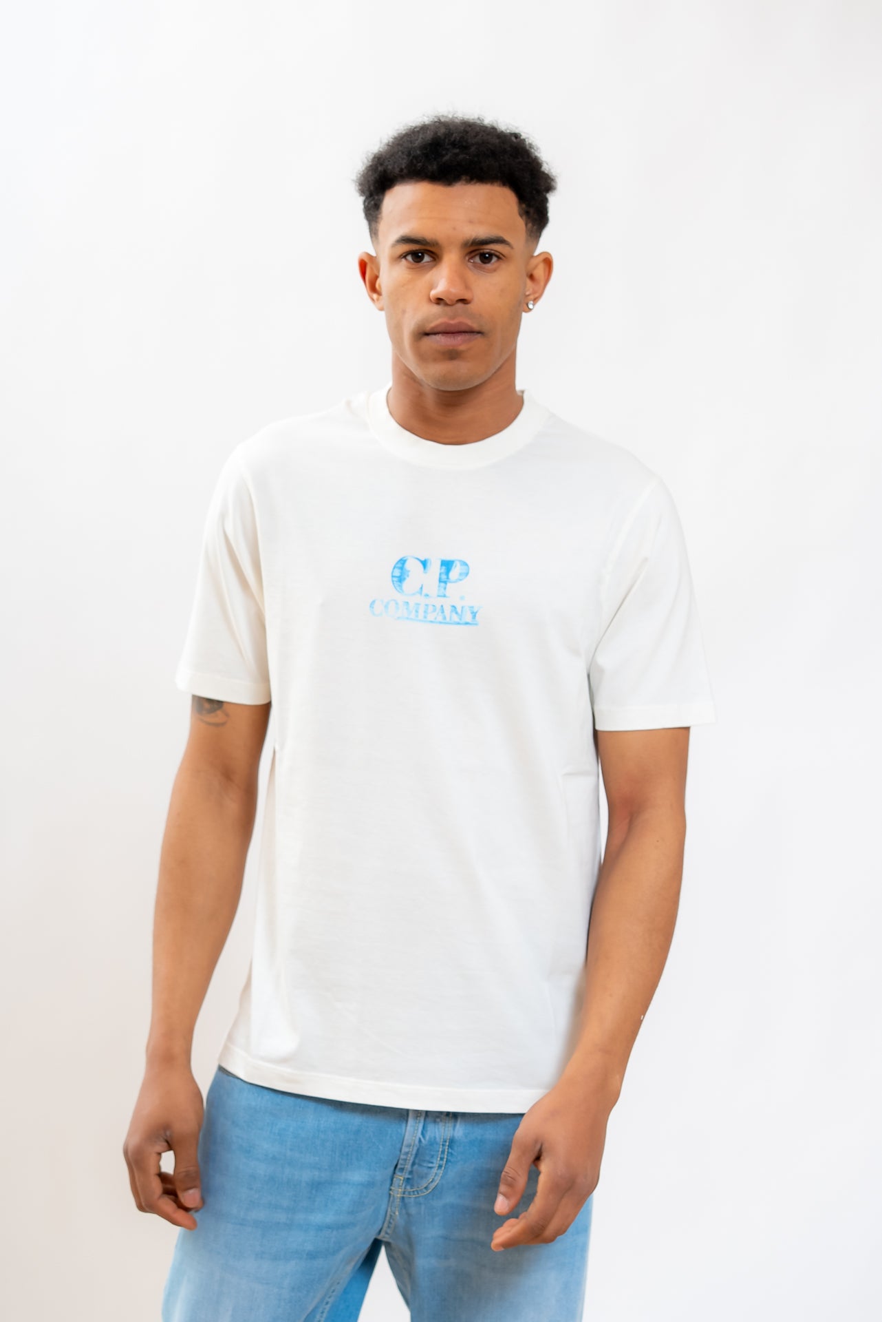 cp company uomo T-shirt a girocollo in jersey di cotone bianco, logo azzurro stampato sul petto e sul retro, fronte