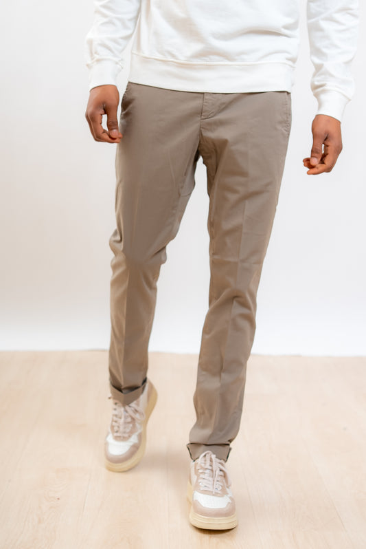 Dondup uomo Pantalone Gaubert in Cotone Tortora modello chino, fronte