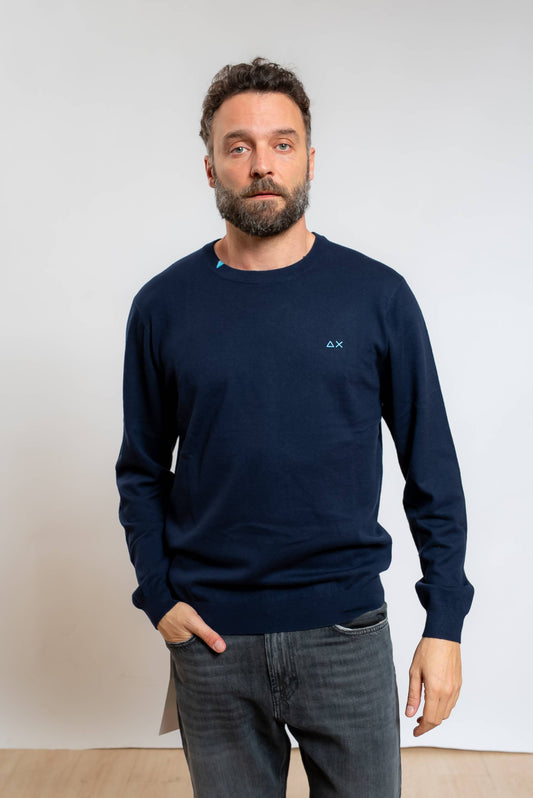 Sun68 uomo maglia blu in misto lana merino e cotone con ricamo sul girocollo, vista frontale