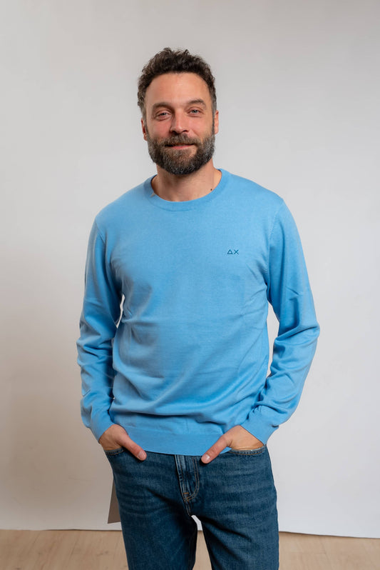 sun68 uomo maglia celeste basic in lana merino e cotone con piccoli ricami sul girocollo, vista frontale