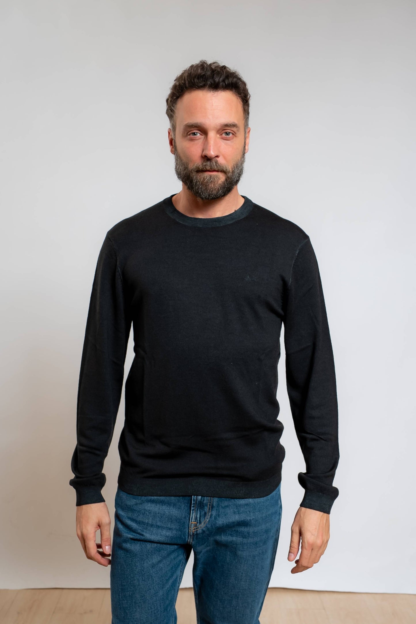 sun68 uomo maglia a girocollo in lana merino nera con effetto vintage, vista frontale