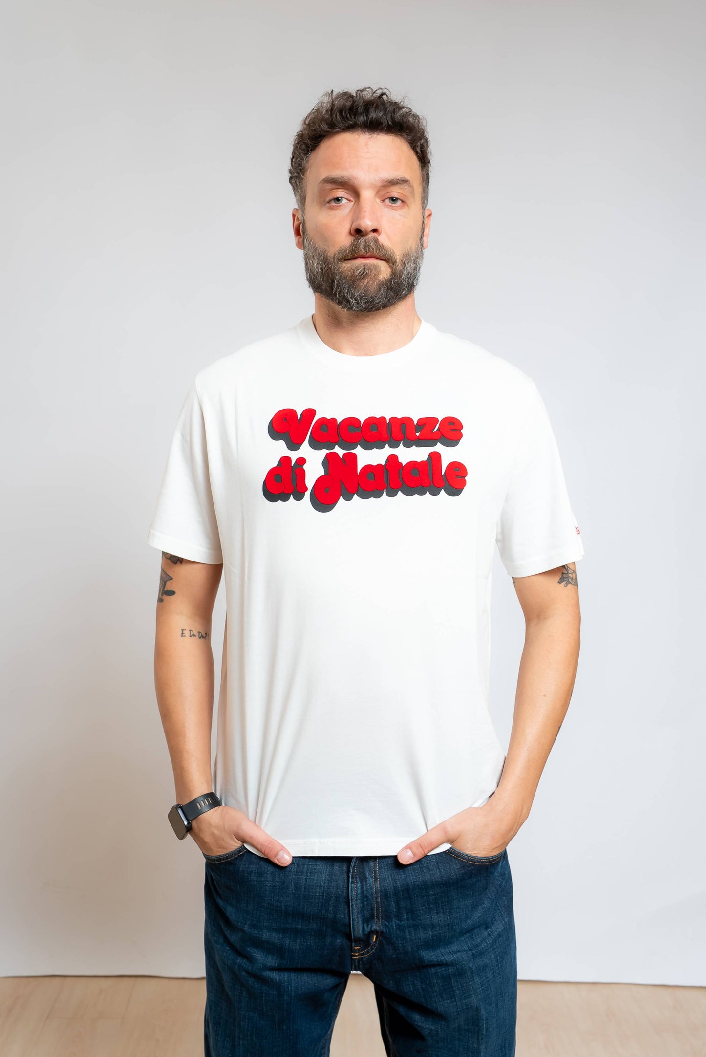 mc2 saint barth uomo t-shirt bianca Arnott Warm Vacanze di natale con logo ricamato sulla manica, vista frontale