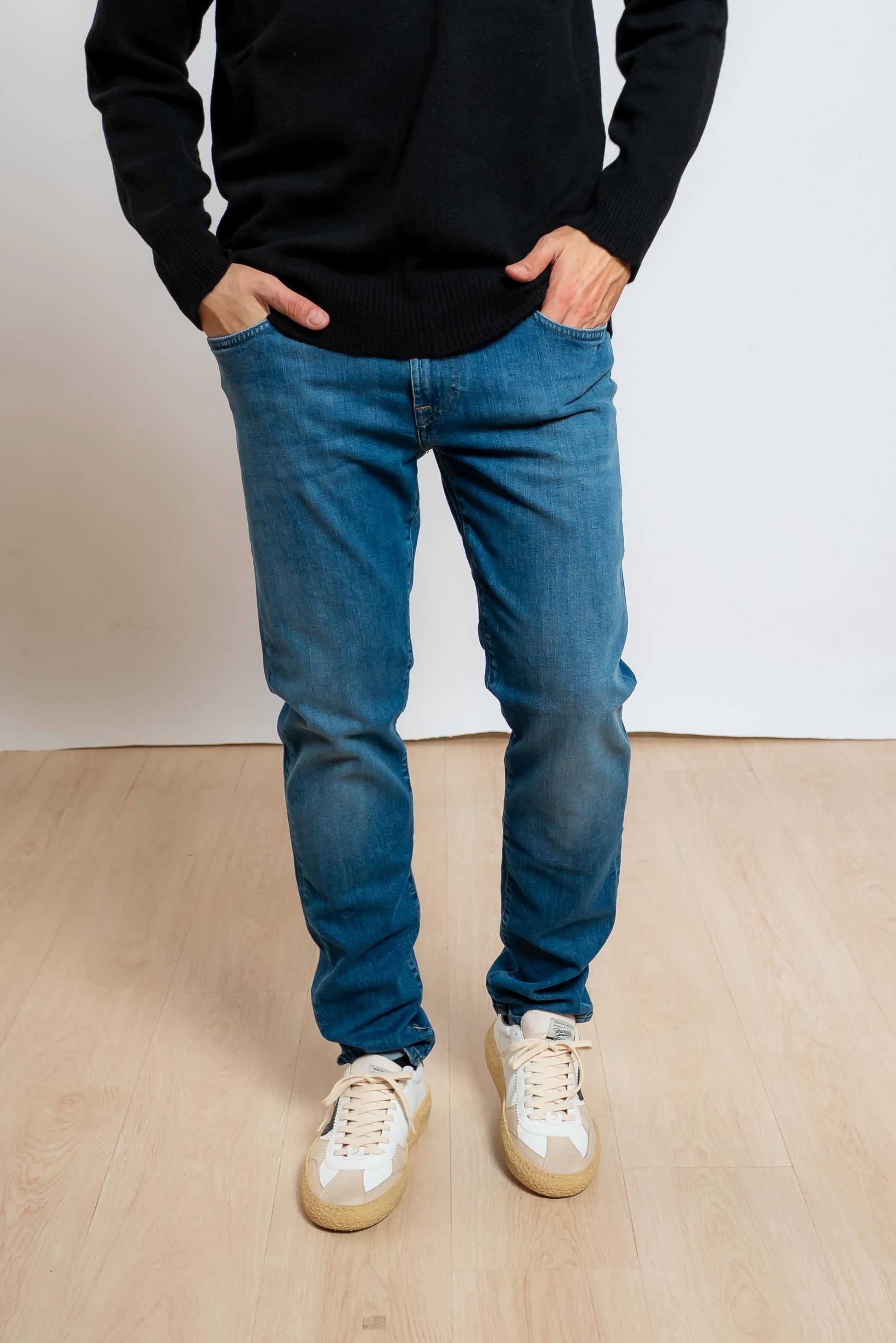 roy roger's jeans blu chiaro 517 westend slim fit modello cinque tasche, vista frontale