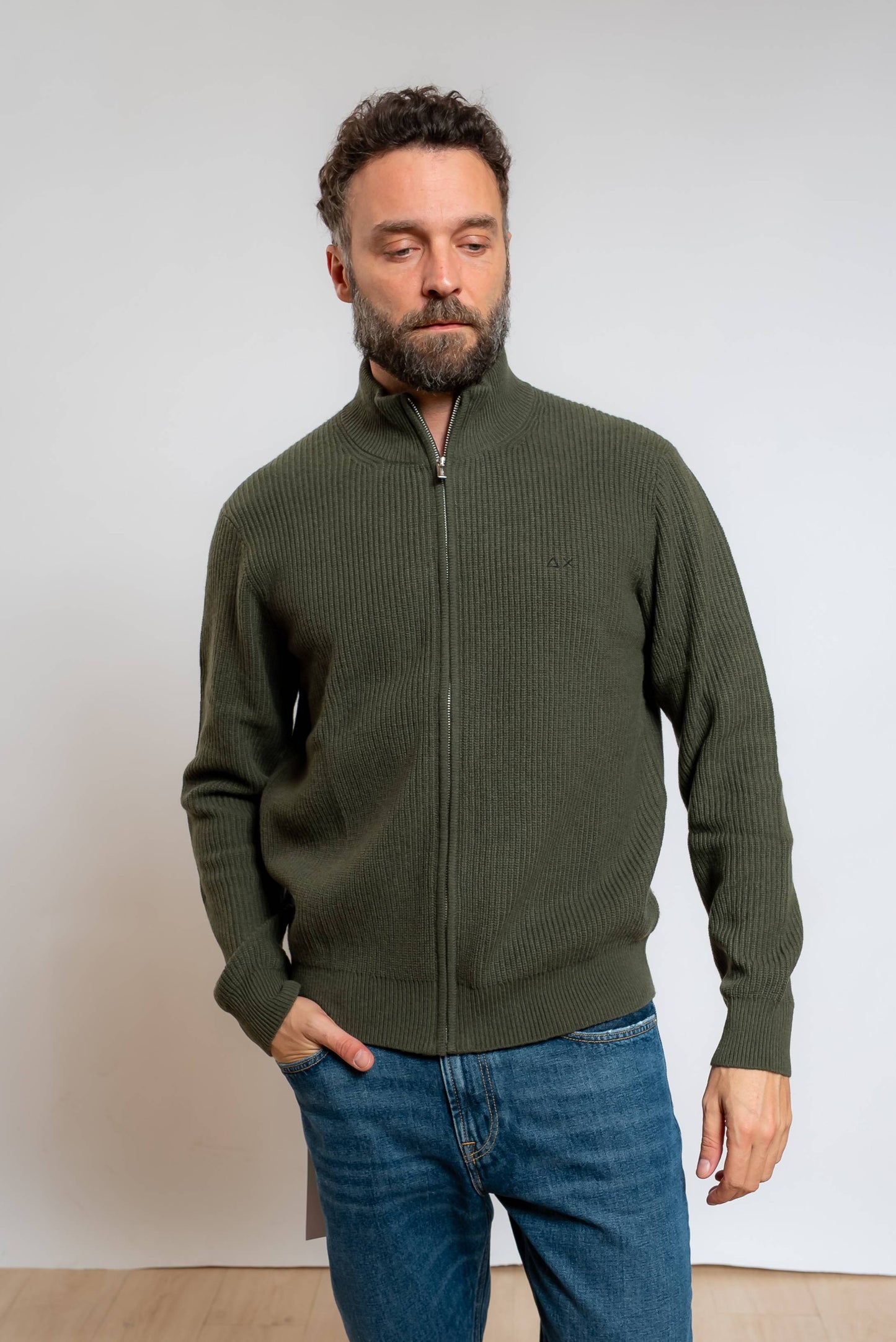sun68 uomo cardigan verde militare a costa inglese realizzato in misto lana merino e cashmere a collo alto e chiusura con zip, vista frontale