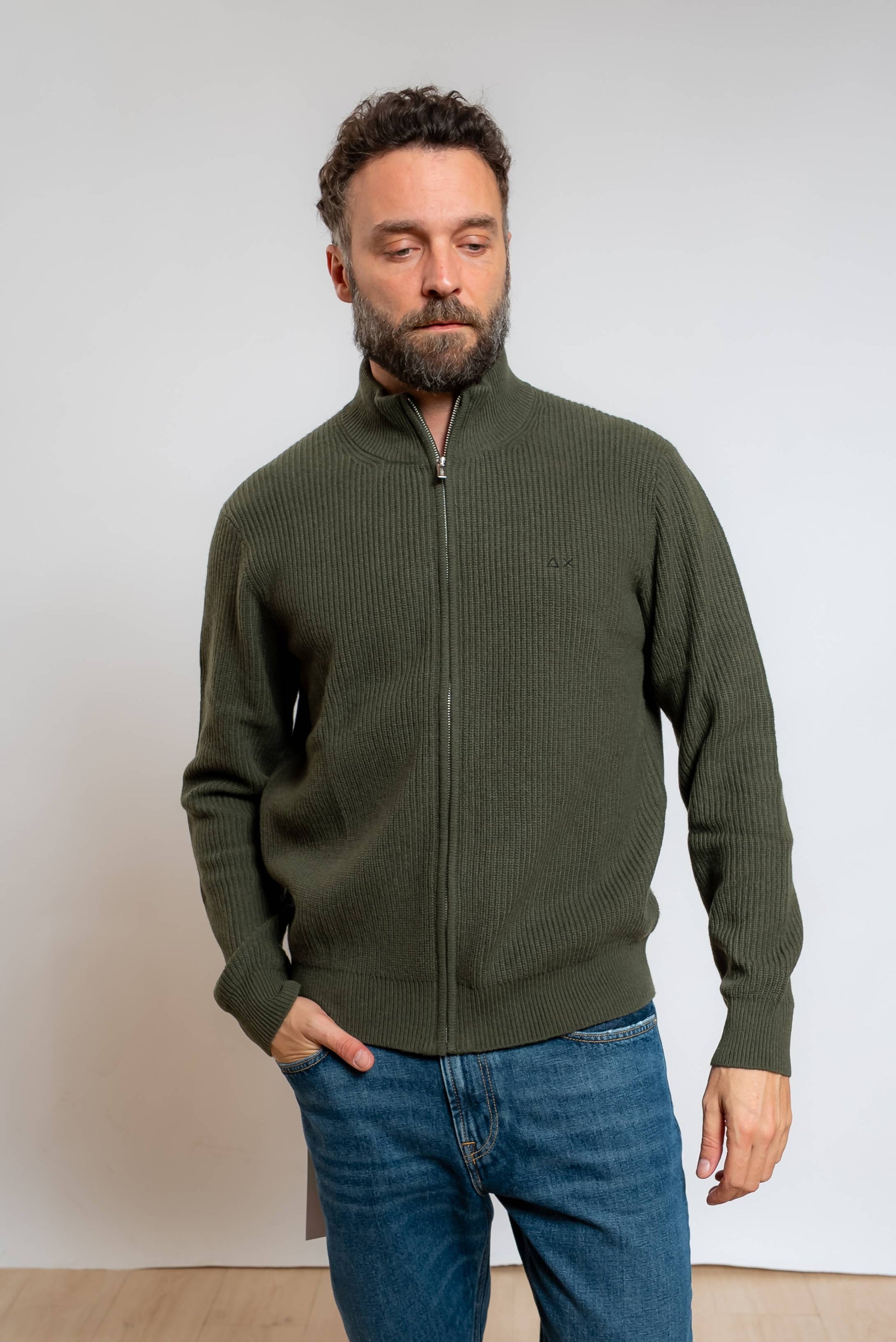 sun68 uomo cardigan verde militare a costa inglese realizzato in misto lana merino e cashmere a collo alto e chiusura con zip, vista frontale