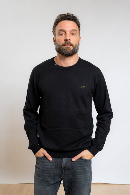 sun68 uomo maglia basc nera in misto lana merino e cotone con dettagli gialli ricamati, vista frontale