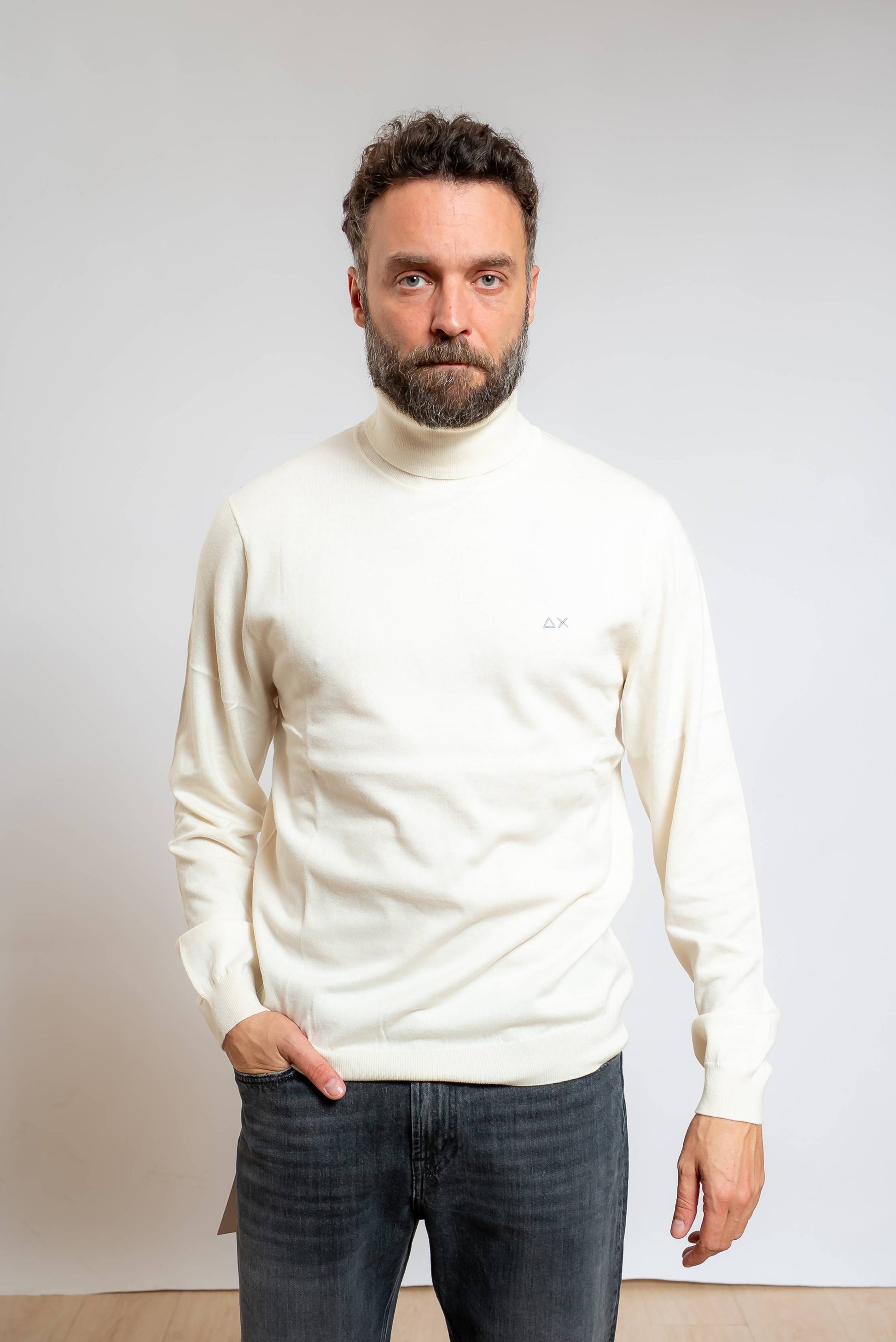 Sun68 maglione a collo alto bianco realizzato in misto cotone e lana merino, vista frontale