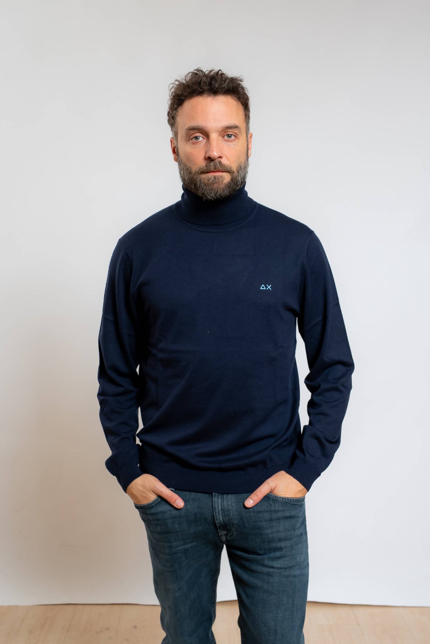 Sun68 maglione a collo alto blu in misto cotone e lana merino, vista frontale