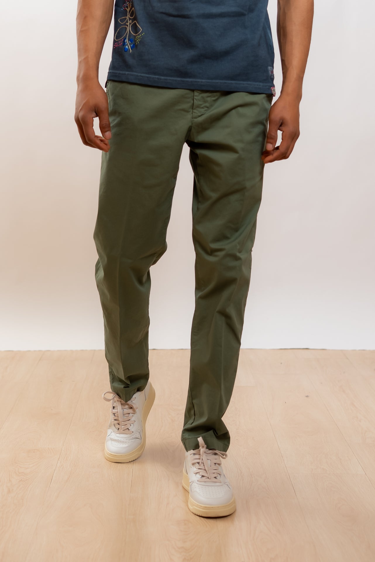 White Sand Pantalone Greg in Gabardina Verde, fronte
