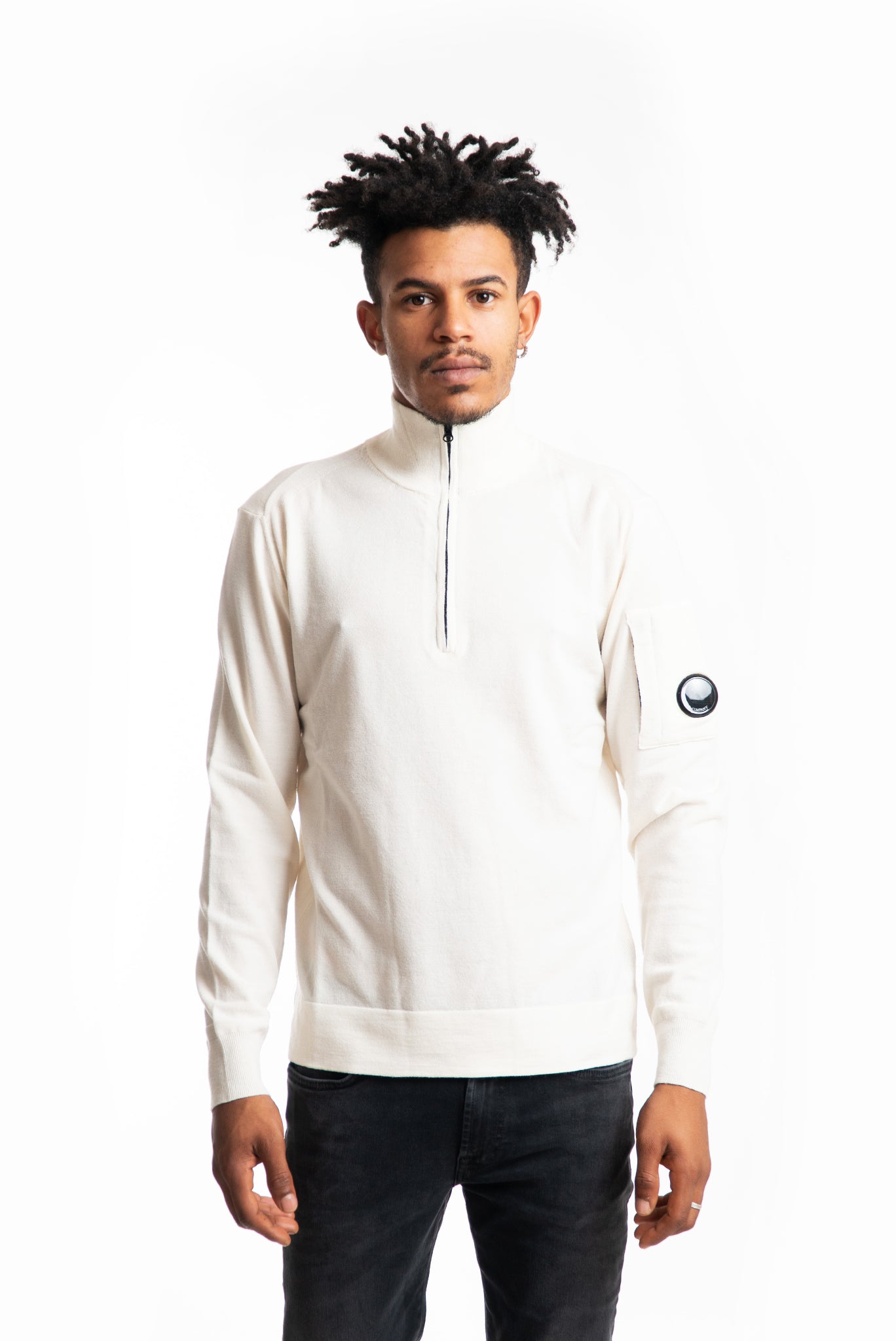 Maglia panna in misto lana con collo alto e mezza zip con lente cp company sulla manica polo collar, fronte