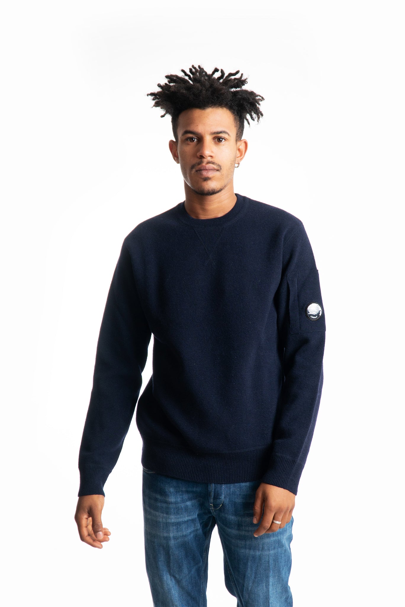Maglione a girocollo in misto lana blu con lente cp company sulla manica, fronte