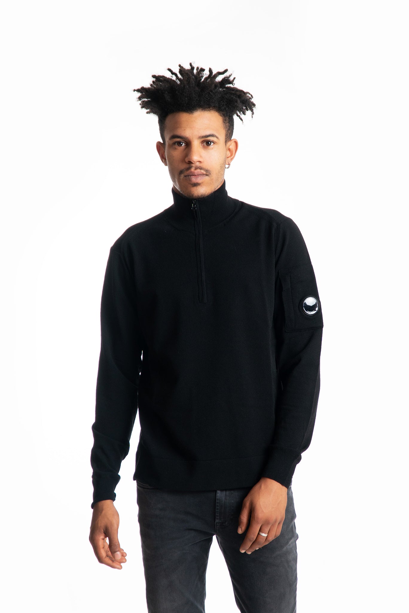 Cp company maglia nera in lana con mezza zip sul davanti polo collar, fronte