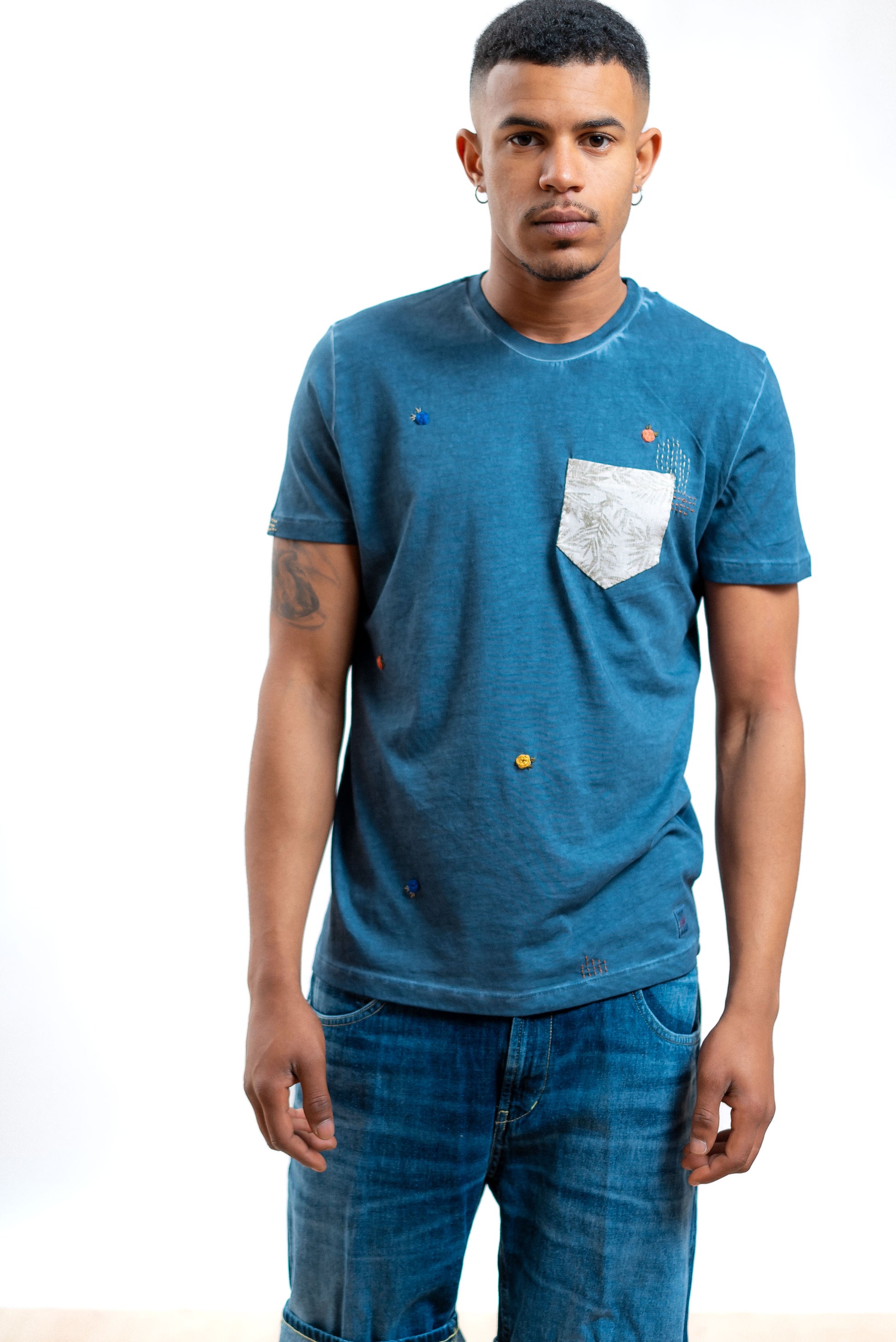 T-shirt even in cotone blu con taschino e ricami, fronte