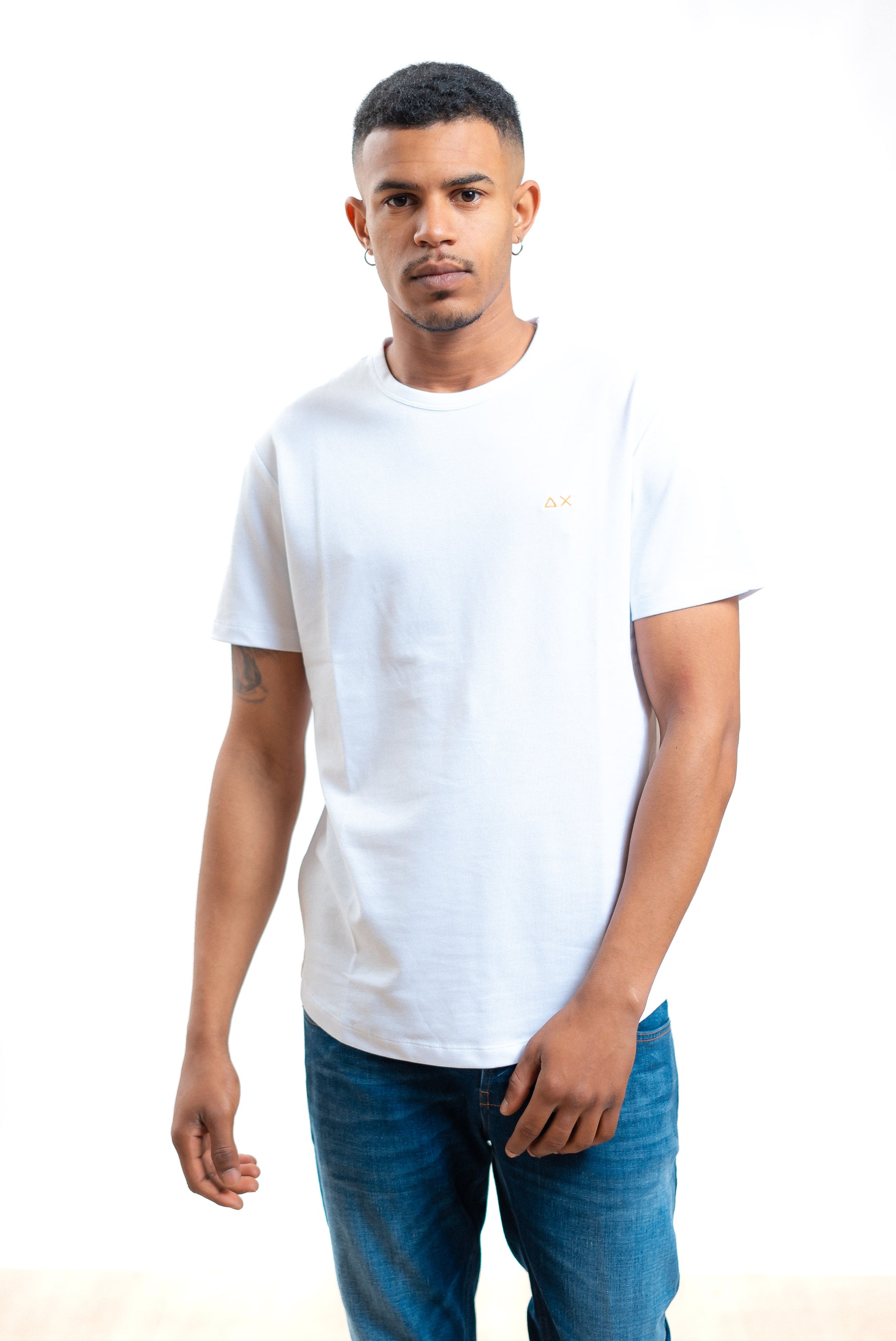 sun68 t-shirt bianca in piquet con logo fluo, fronte