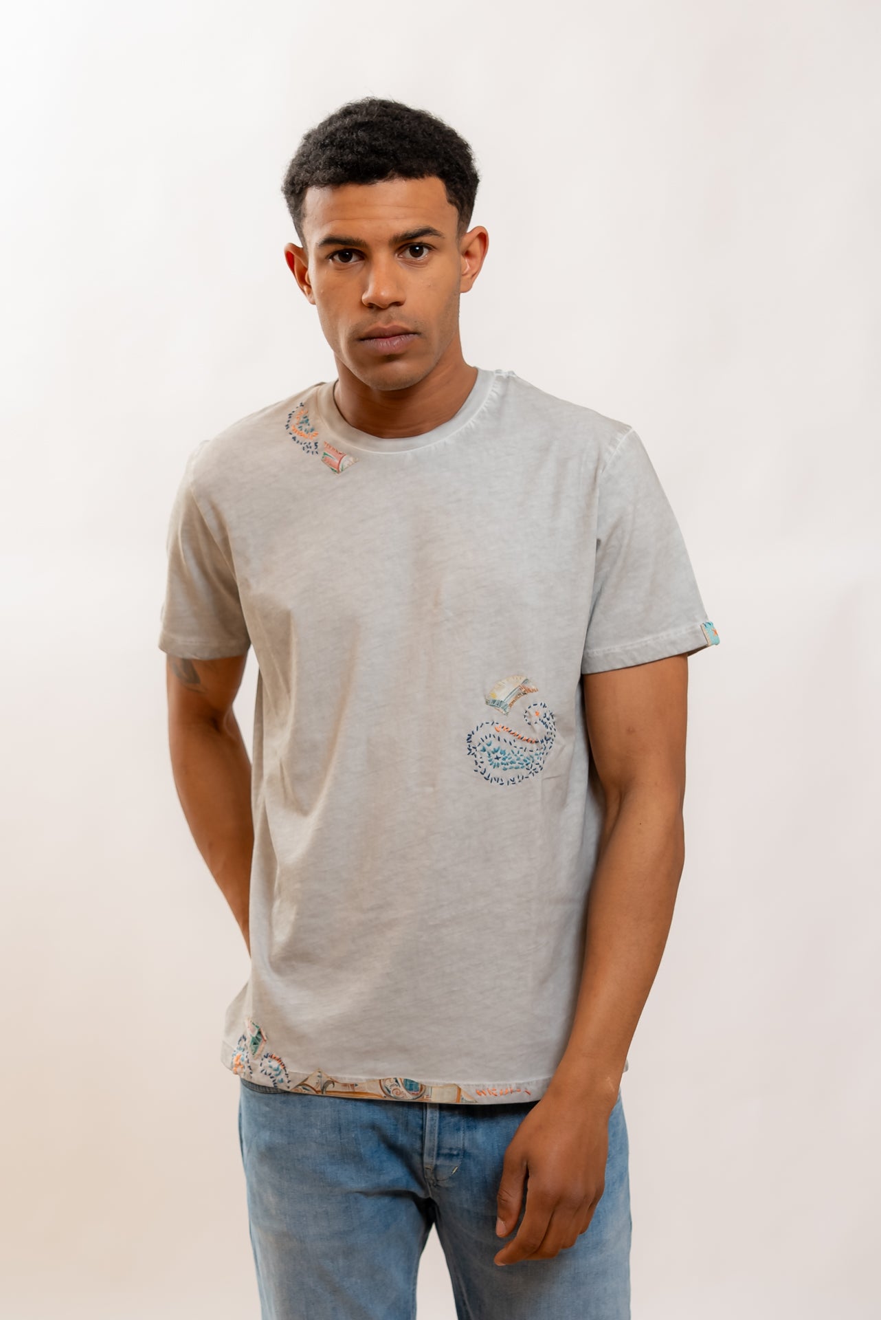 Bob Company T-shirt Even in Cotone Grigio con Ricami, fronte