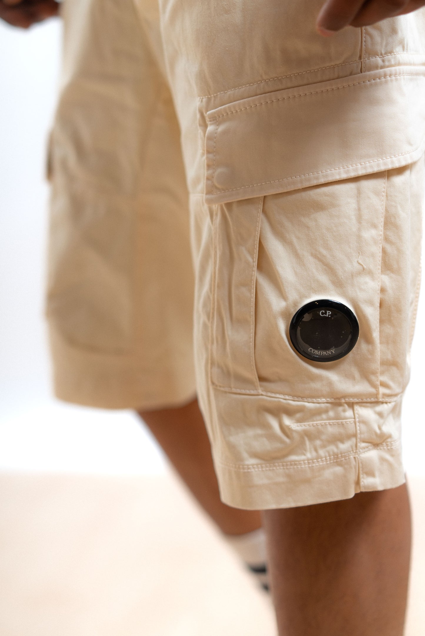 Cp company bermuda satin stretch cargo beige, dettaglio