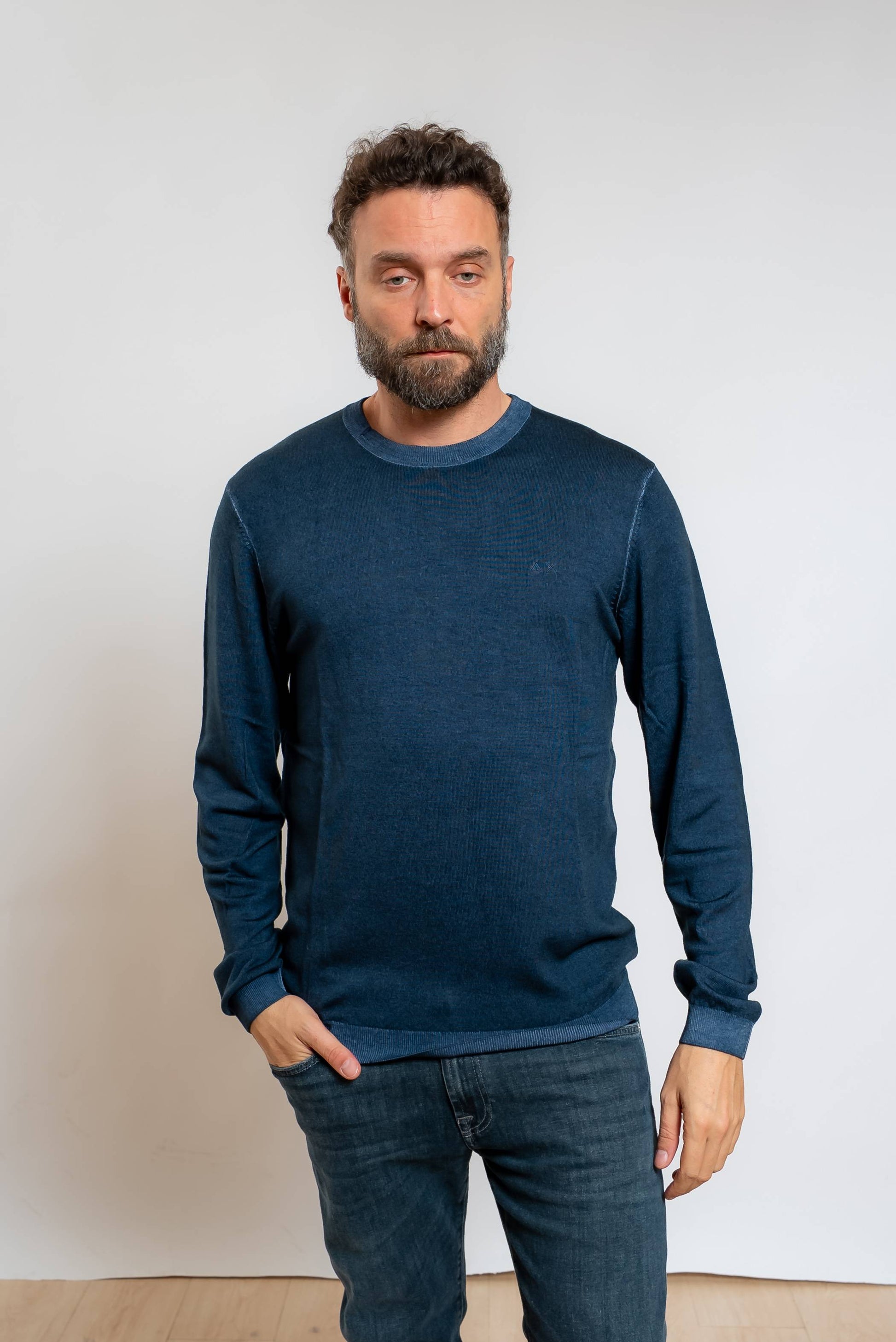 sun68 maglia da uomo a girocollo in lana merino blu con effetto vintage, vista frontale