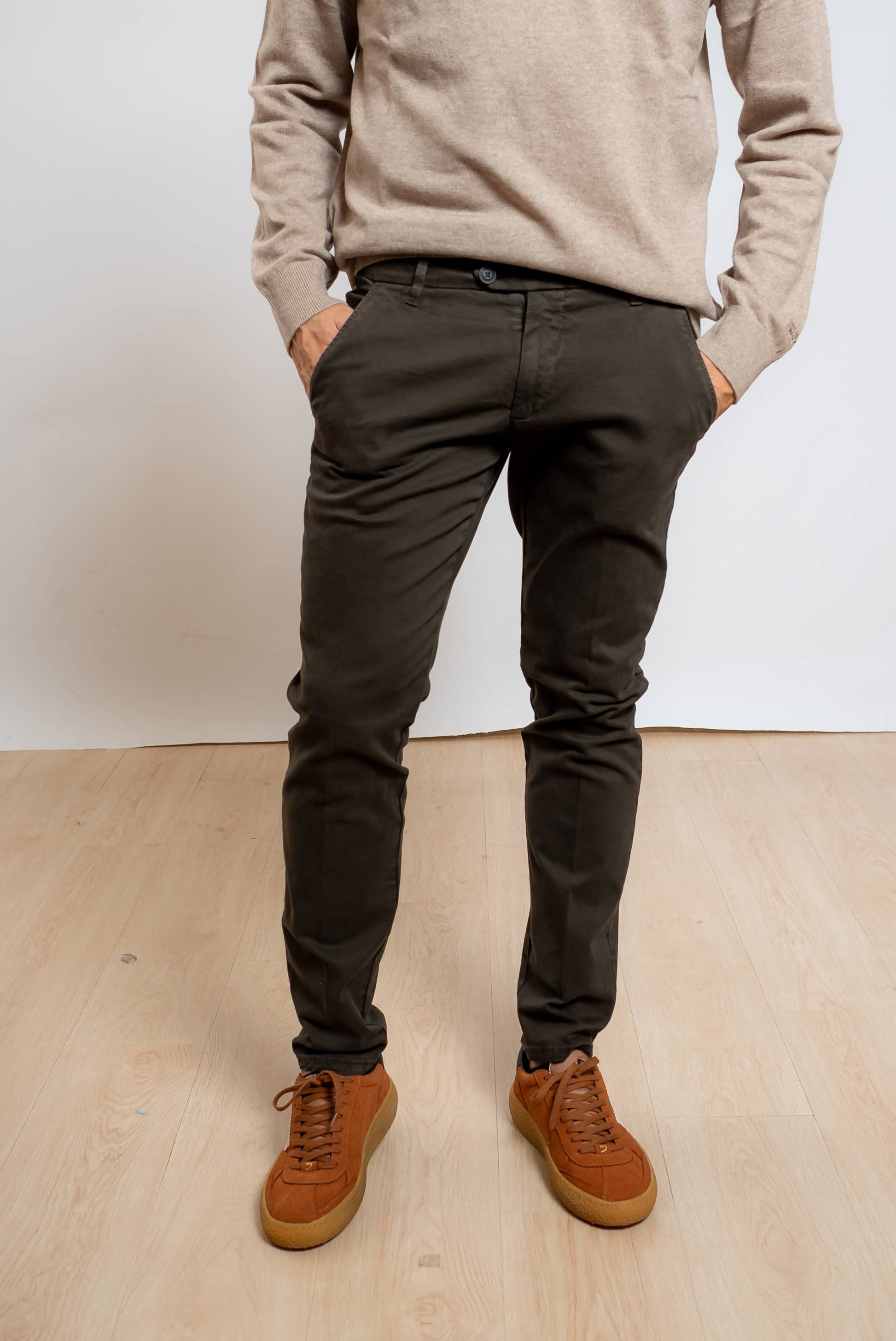 roy roger's pantalone marrone scuro new rolf in gabardina modello chino, vista frontale