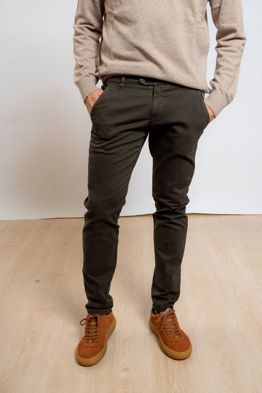 roy roger's pantalone marrone scuro new rolf in gabardina modello chino, vista frontale