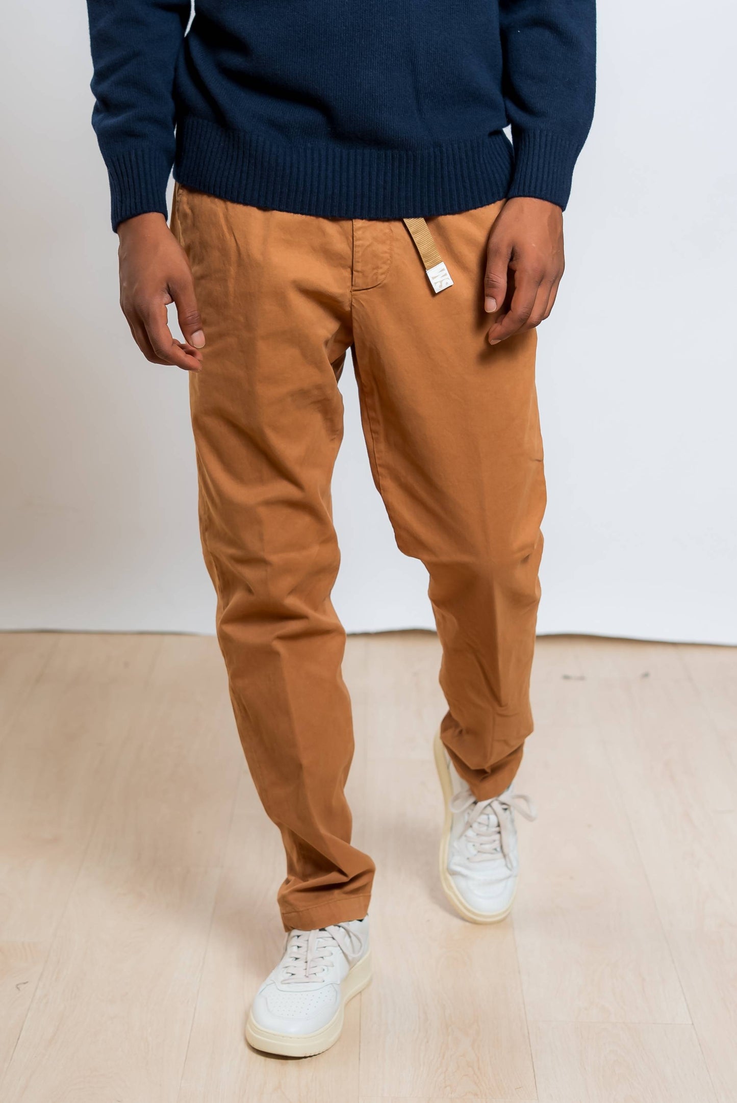 white sand pantaloni greg in cotone beige scuro con vita regolabile - vista frontale