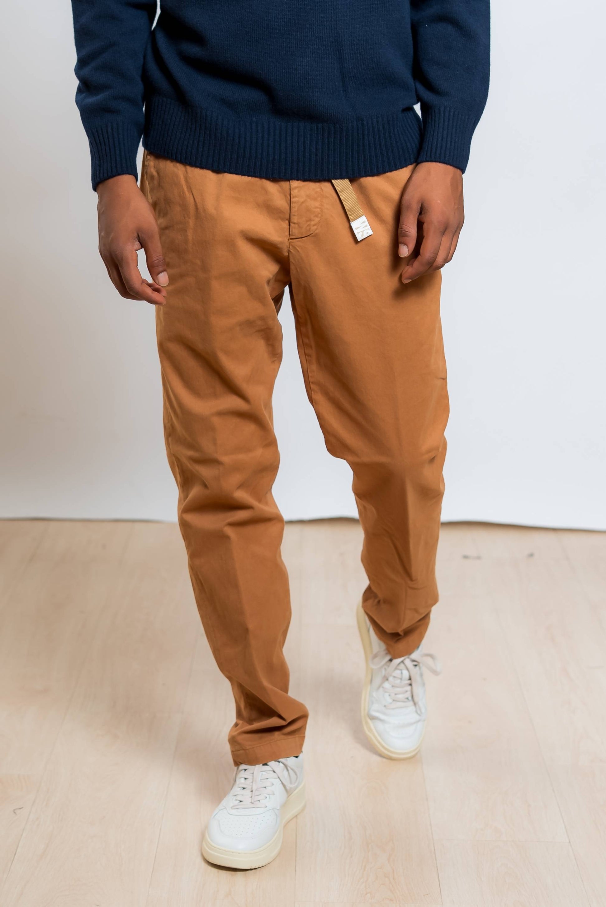 white sand pantaloni greg in cotone beige scuro con vita regolabile - vista frontale