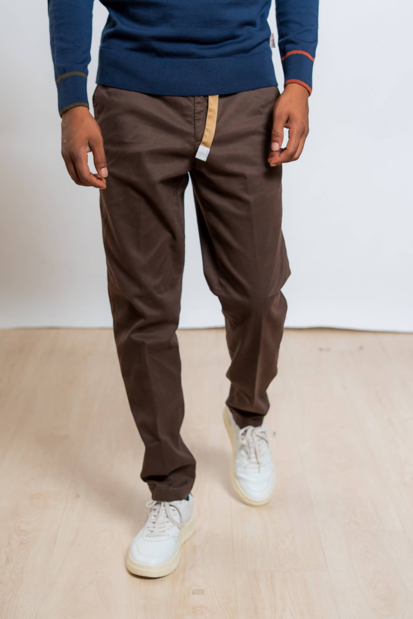 white sand pantaloni greg in cotone marrone con vita regolabile tramite coulisse - vista anteriore