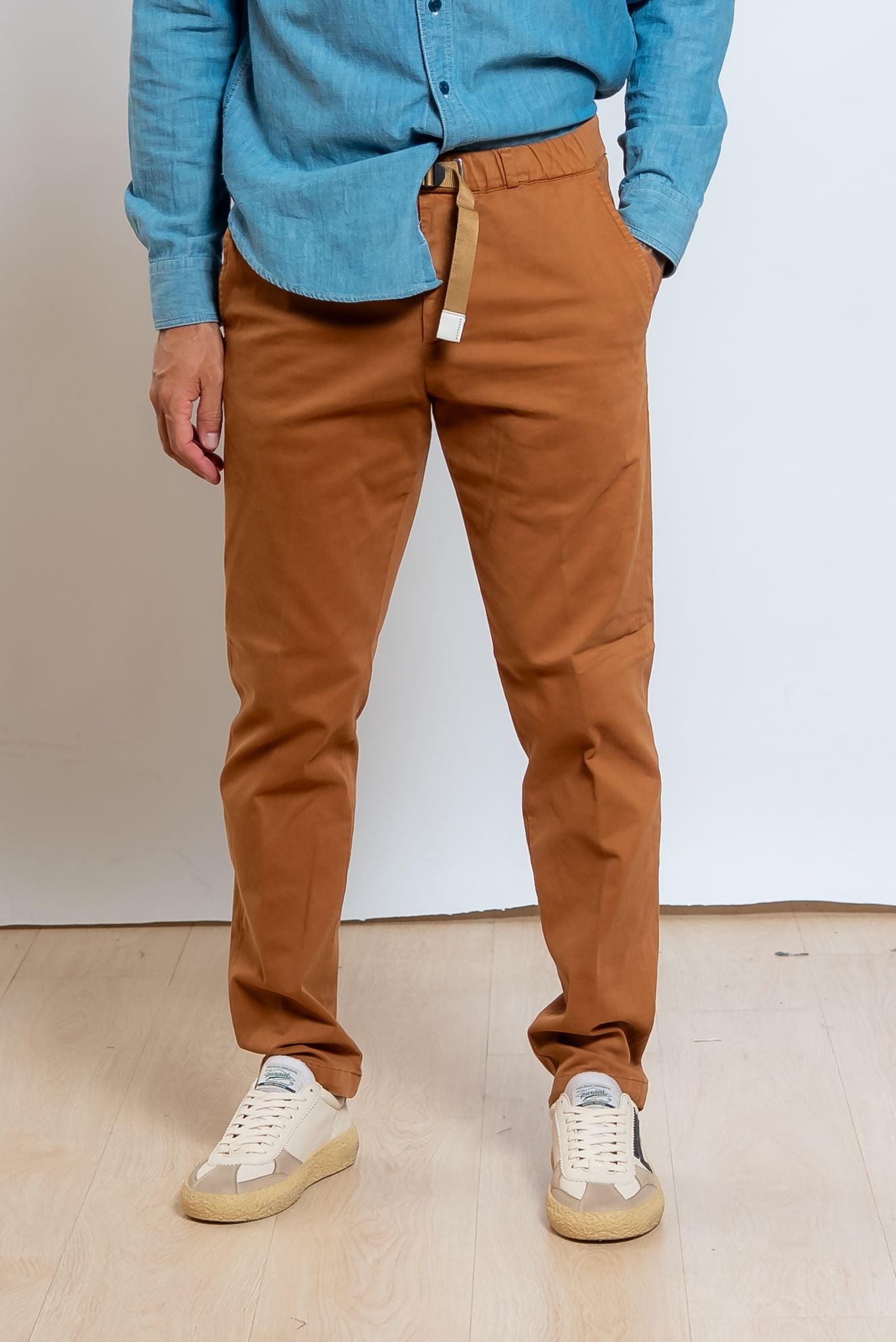 white sand pantaloni marroni greg in cotone con coulisse in vita - vista frontale