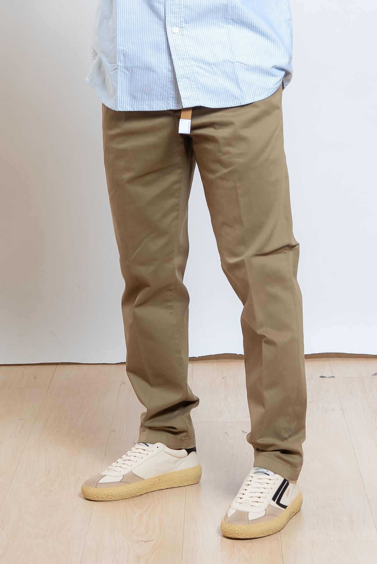 white sand pantaloni greg in cotone verde con vita regolabile - vista frontale