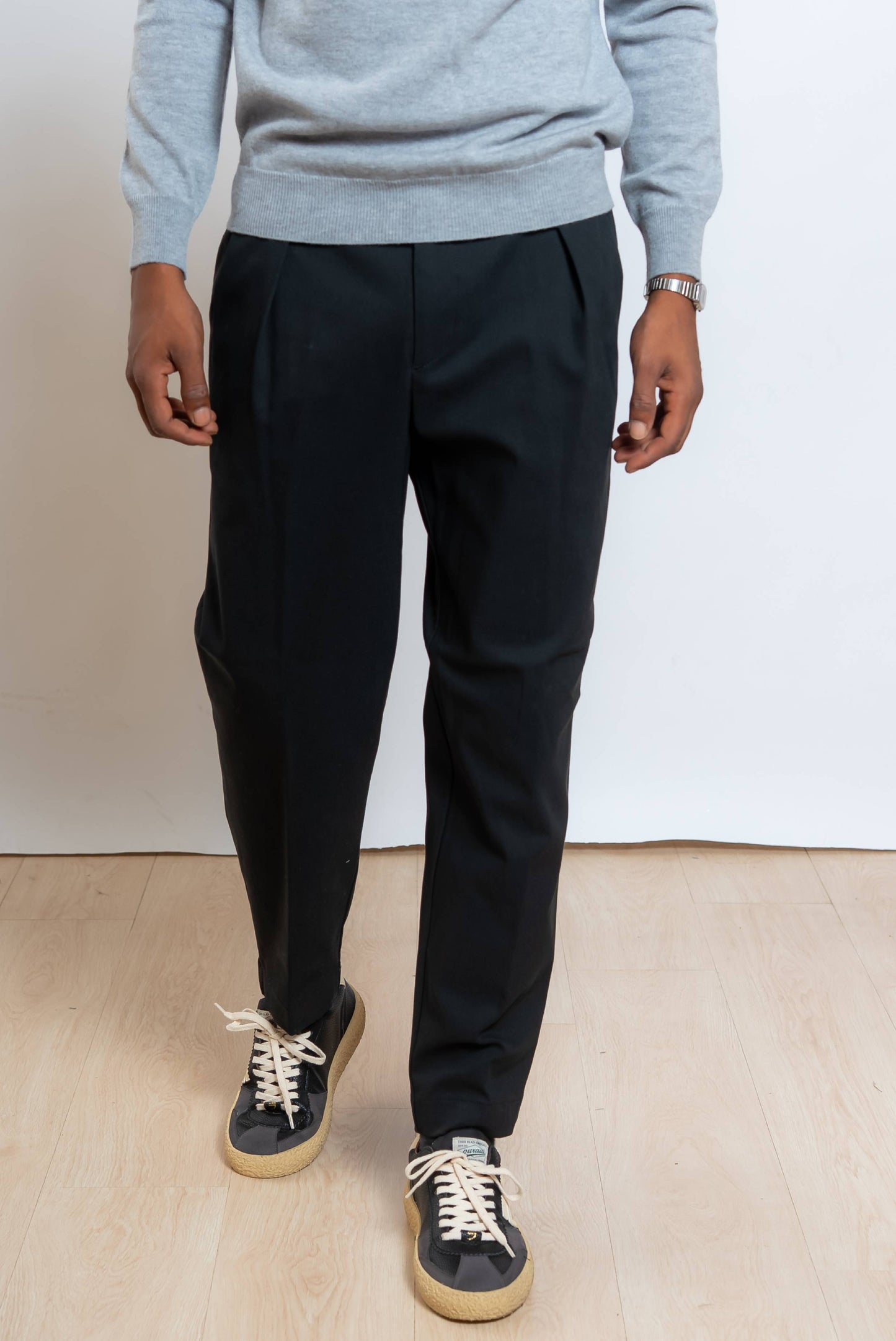 white sand pantalone nero con pinces sul davanti e vita regolabile - vista anteriore