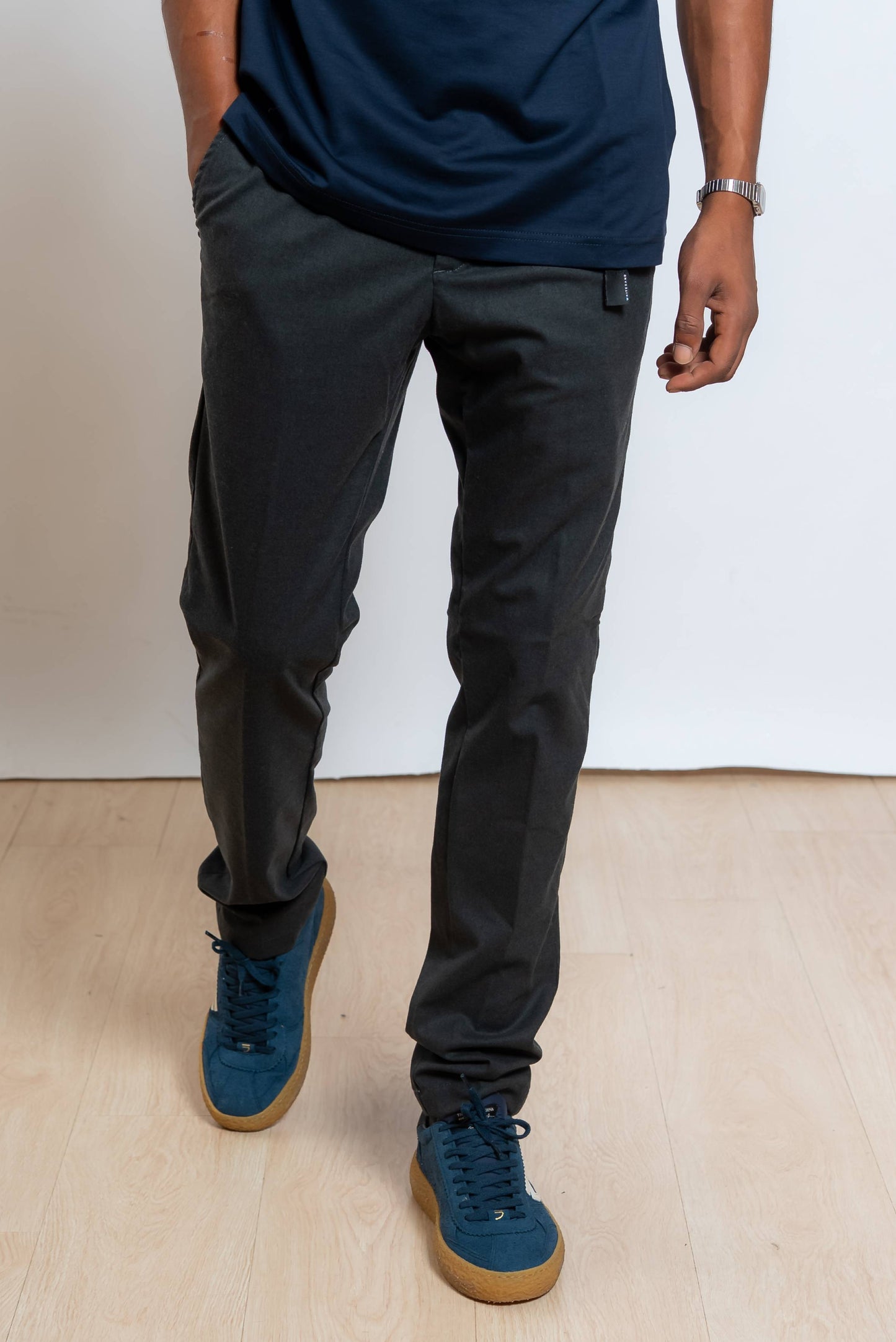 white sand pantalone robert realizzato in tessuto effetto lana grigio scuro con vita regolabile - vista anteriore