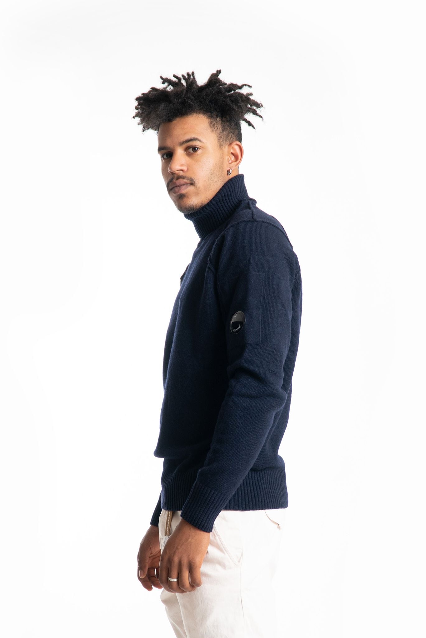 cp company maglione a collo alto blu in misto lana, lato