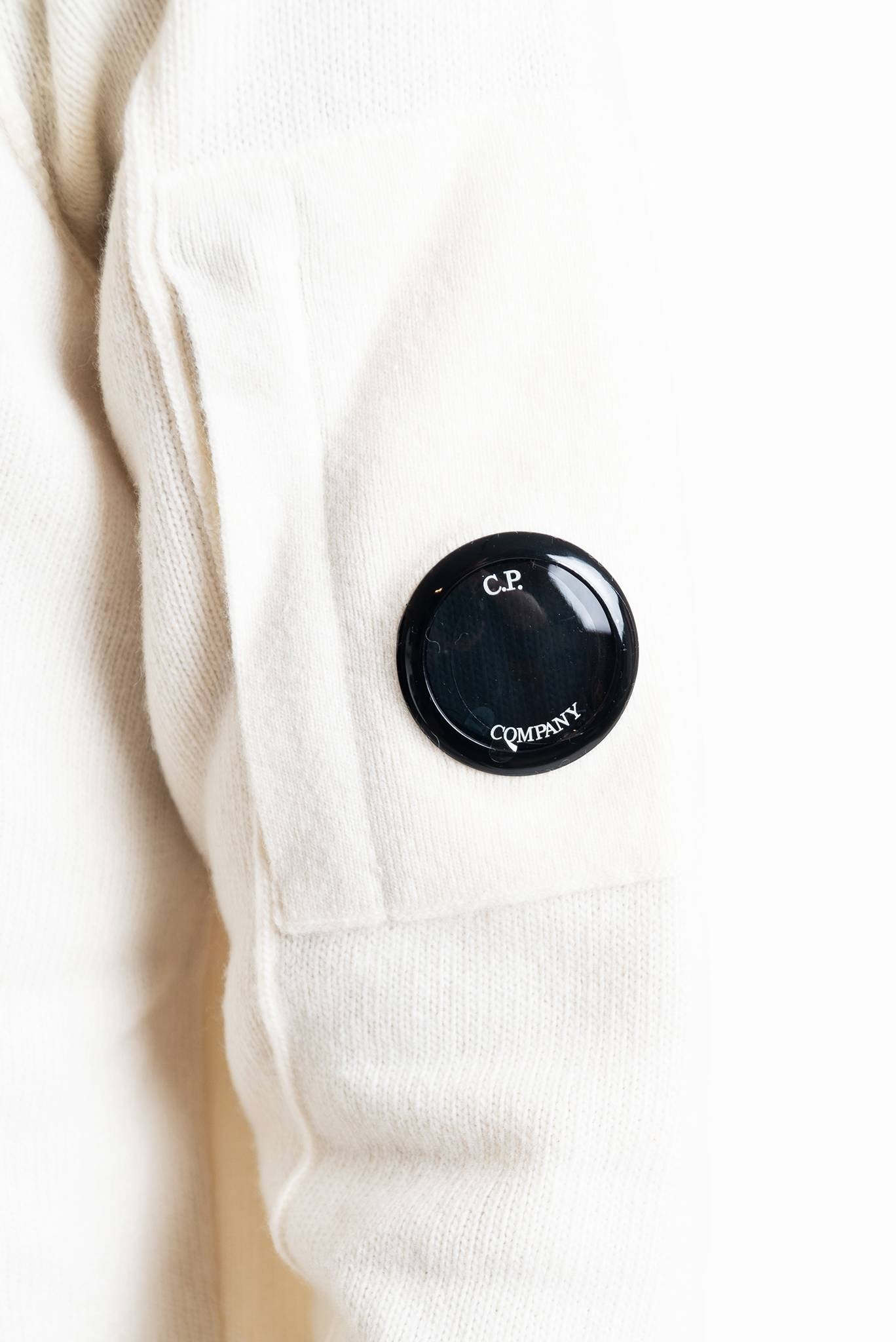 cp company maglione a collo alto panna in misto lana, dettaglio