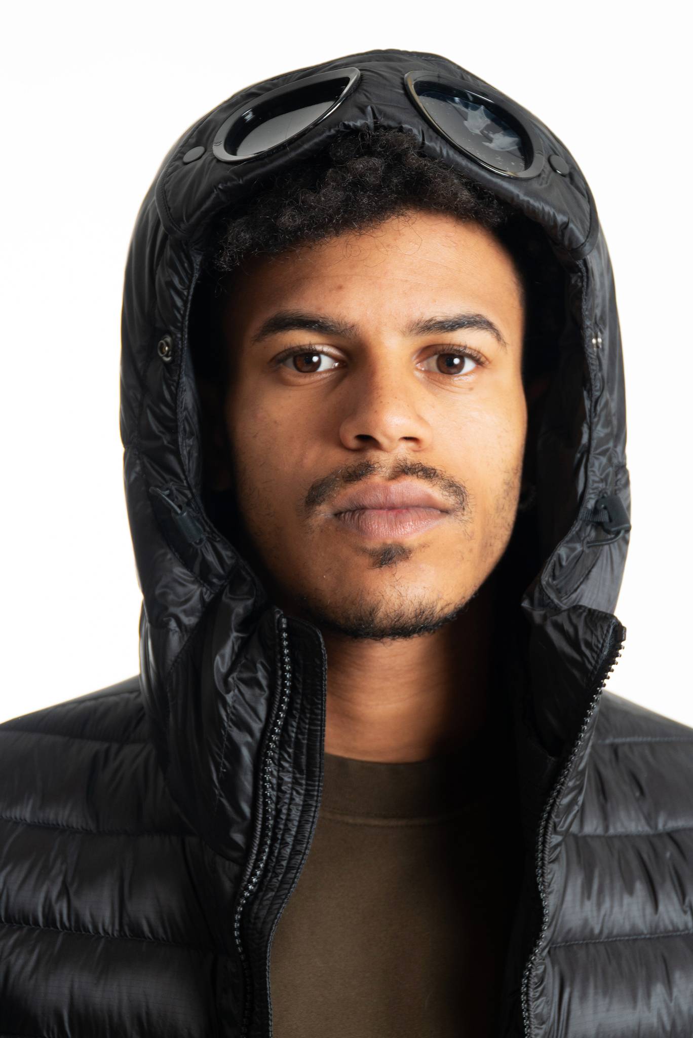 Cp Company piumino Google nero con cappuccio uomo, dettaglio cappuccio