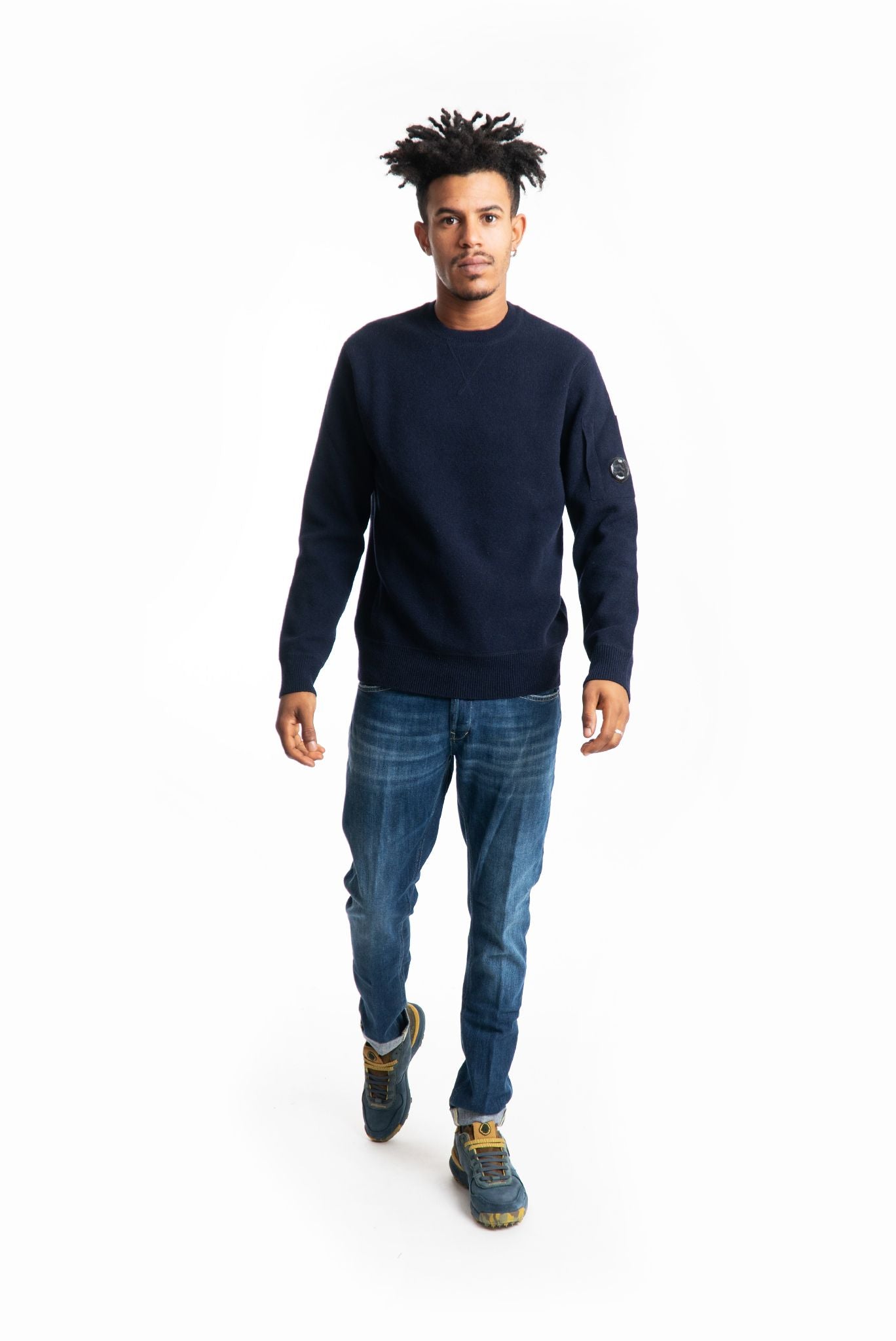 Maglione a girocollo in misto lana blu con lente cp company sulla manica, intero