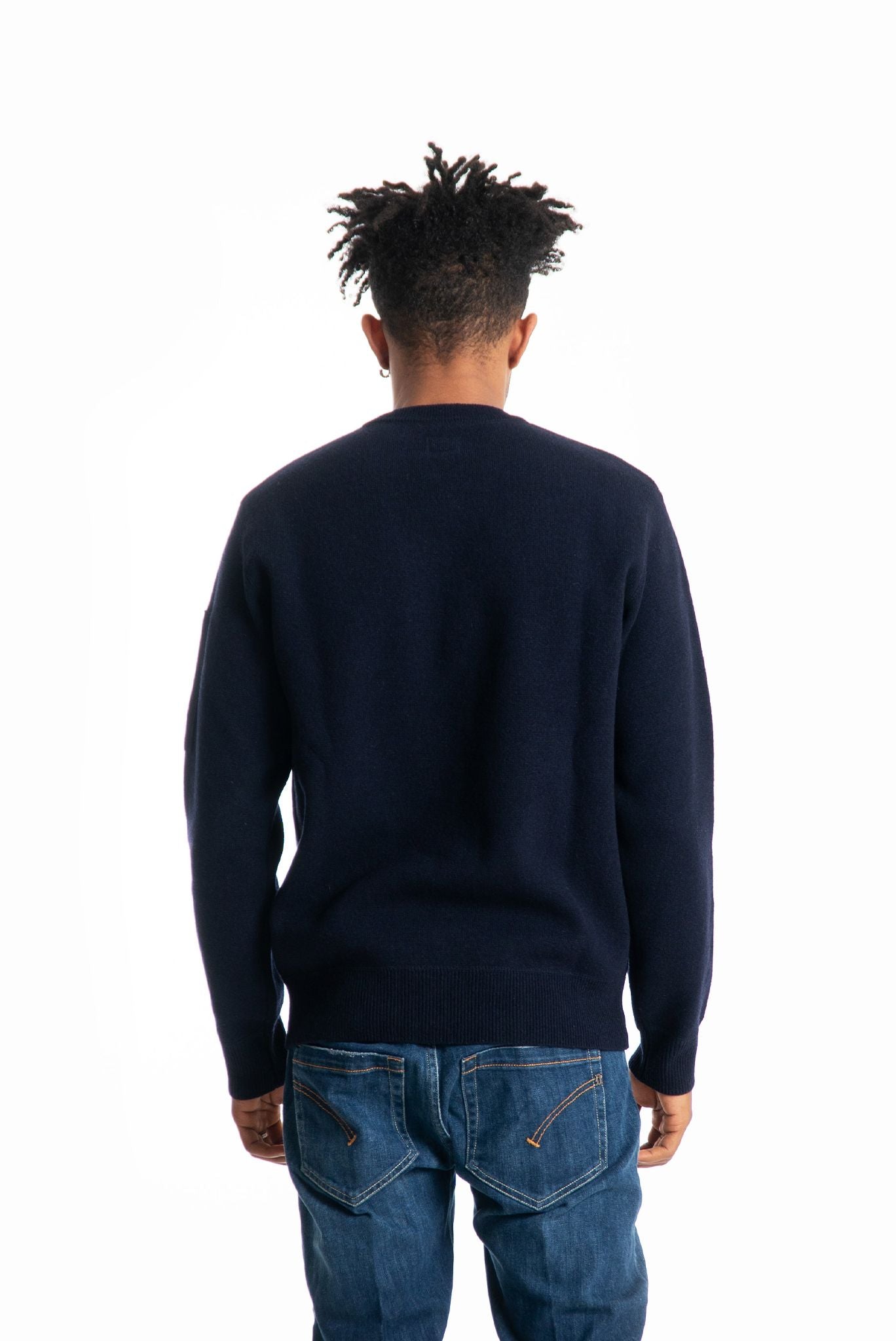 Maglione a girocollo in misto lana blu con lente cp company sulla manica, retro