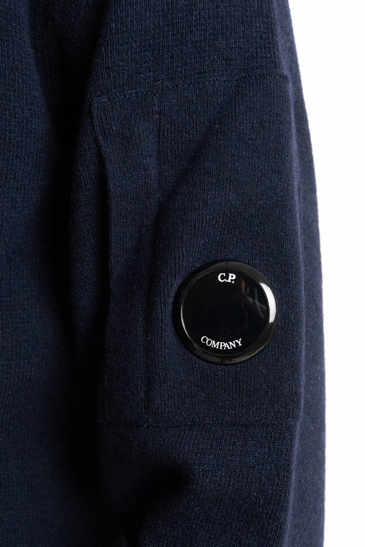 Maglione a girocollo in misto lana blu con lente cp company sulla manica, dettaglio