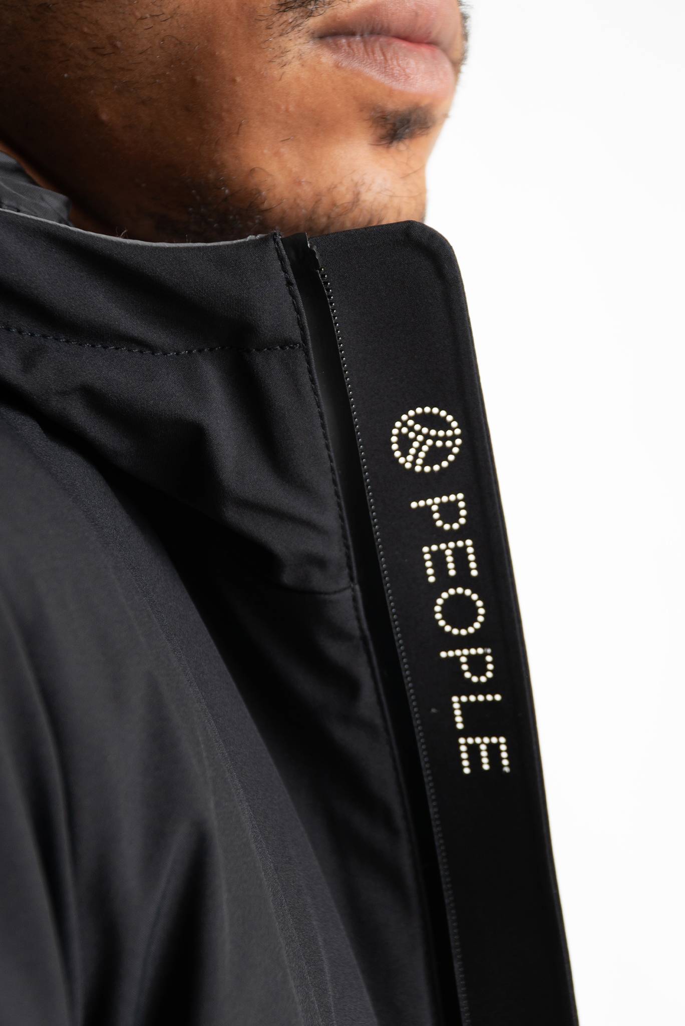 people of shibuya giubbino nero impermeabile modello kita, dettaglio logo